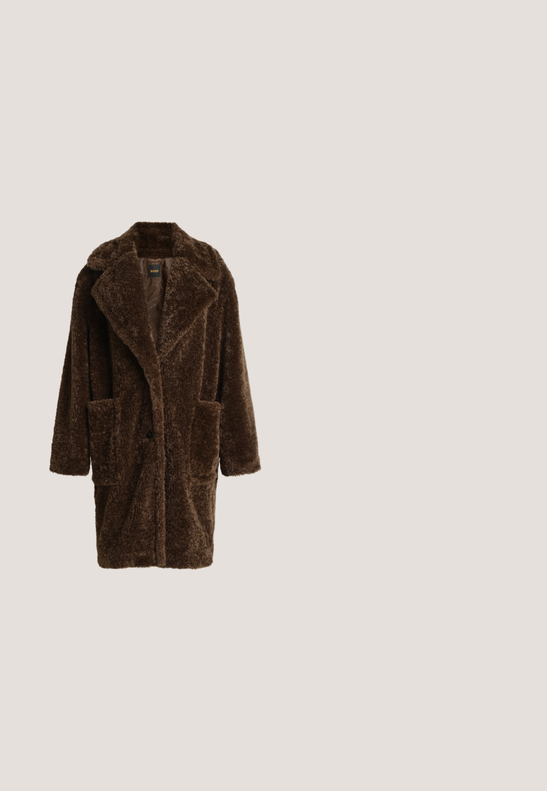 Manteau d’hiver marron, long, à texture en peluche, avec de larges revers, deux poches avant et une fermeture à bouton unique, suspendu sur un fond blanc.; Robe maxi noire avec un buste ajusté, détail torsadé au niveau de la poitrine, fines bretelles spaghetti et une jupe fluide. Conçue en tissu doux et léger.; Chaussure à talon haut noire pointue avec motif texturé et un petit détail de boucle dorée à l'avant, vue de côté sur un fond uni.; Lunettes de soleil noires avec des montures carrées surdimensionnées, dotées de verres foncés et de quincaillerie en or sur les branches. Finition lisse et brillante.; Pochette en cuir noir avec une texture en relief, bandoulière en chaîne dorée et une poche avant. Elle arbore un logo doré sur le devant.; Boucles d'oreilles pendantes dorées avec des pierres précieuses claires rectangulaires et une partie supérieure embellie de petits cristaux ronds.