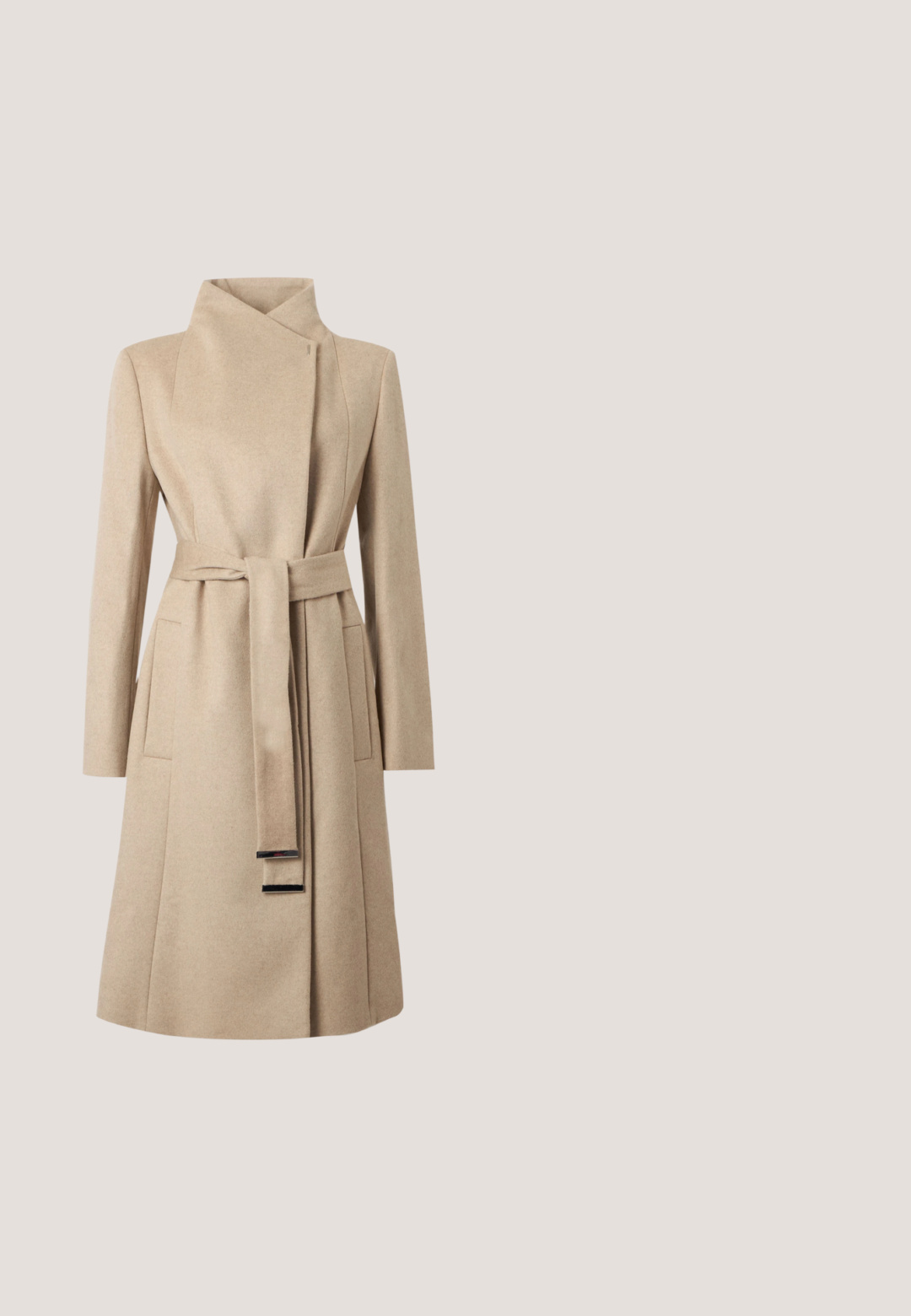 Long manteau en laine beige avec col montant, manches longues, ceinture nouée à l'avant et deux poches latérales sur fond blanc.; Pull à col roulé beige clair en tissu doux. Dispose d'une coupe décontractée, d'un ourlet et de poignets côtelés, et de manches longues. Design minimaliste.; Pantalon beige à jambes larges avec plis, deux fermetures métalliques à la taille et une texture lisse en coton. Pas de poches visibles.; Chaussure à talon haut en cuir beige avec un bout pointu et un talon slim de 7 cm. Surface lisse et design minimaliste sans embellissements visibles.; Sac à main en cuir beige avec poignée courte et bandoulière longue réglable, doté d'une boucle dorée sur la poignée.; Boucles d'oreilles en métal doré présentant un design circulaire avec deux sphères, l'une plus grande et texturée, et une petite boule polie en haut.