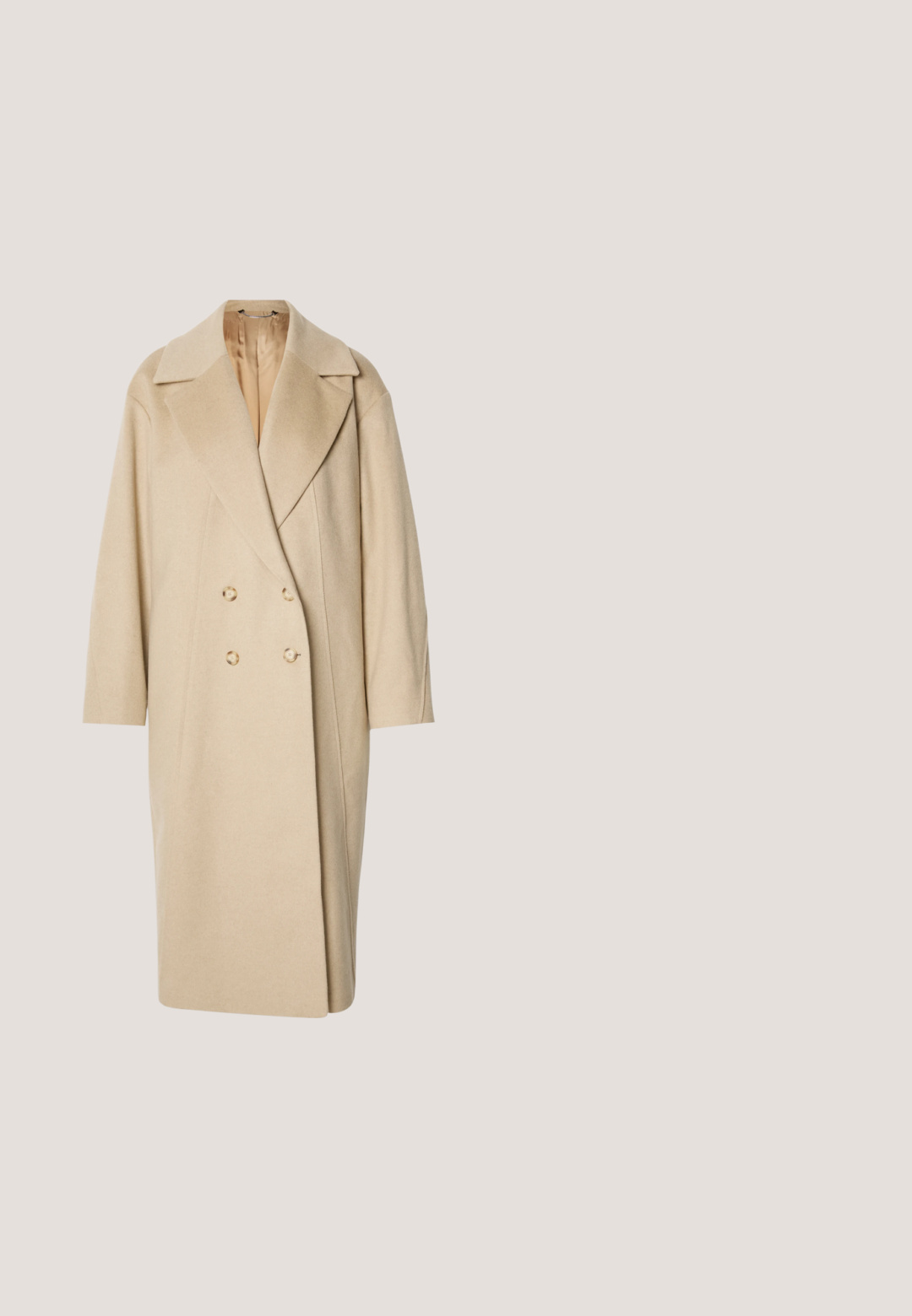 Manteau beige en laine croisé avec larges revers, manches longues et deux grands boutons. Texture lisse avec une coupe oversize.; Pull en tricot avec un col arrondi, des tons beige et marron clair, un motif texturé et des manches longues avec une coupe légèrement raccourcie.; Pantalon en soie crème taille haute avec plis, jambes larges et fermeture éclair avant dissimulée sur un fond blanc uni.; Bottine en suede beige avec un talon bloqué, présentant un gousset élastique noir et une languette à l'arrière. Texture lisse et design à bout rond.; Sac à cordon en faux cuir blanc et doux avec un dessus froncé, une bandoulière réglable et des accents en métal doré. Texture lisse avec un design minimaliste.; Collier en chaîne doré avec un pendentif torsadé orné de pierres précieuses claires, finition métallique polie et un fermoir sécurisé.
