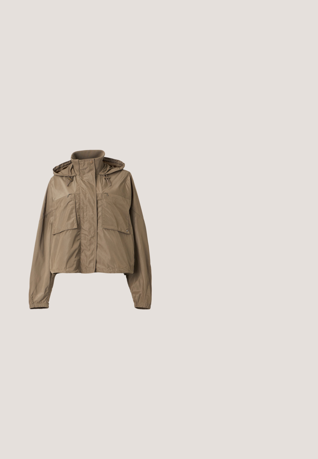 Chaqueta con capucha de color marrón claro, con cuello alto, dos grandes bolsillos frontales, puños elásticos y cierre de cremallera cubierto por una solapa con botones.; Polo negro acanalado con mangas cortas y diseño de cuello en V. Presenta un bordado sutil del logotipo en el pecho. Textura de punto suave.; Pantalones de algodón beige con diseño de pierna recta, que cuentan con un cierre frontal con botón, dos bolsillos frontales y detalles de costura sutiles.; Zapato náutico de cuero negro con punta redondeada, detalles de costura, pequeño lazo decorativo y suela de goma. Textura suave y diseño aerodinámico.; Bolso de mano de cuero negro con dos asas superiores, una correa de hombro desmontable y un pequeño logo de cocodrilo en el centro delantero.; Pendientes de aro de resina negra con acabado brillante y acentos de hardware en tono plateado. Forma circular con un corte y cierre a presión.