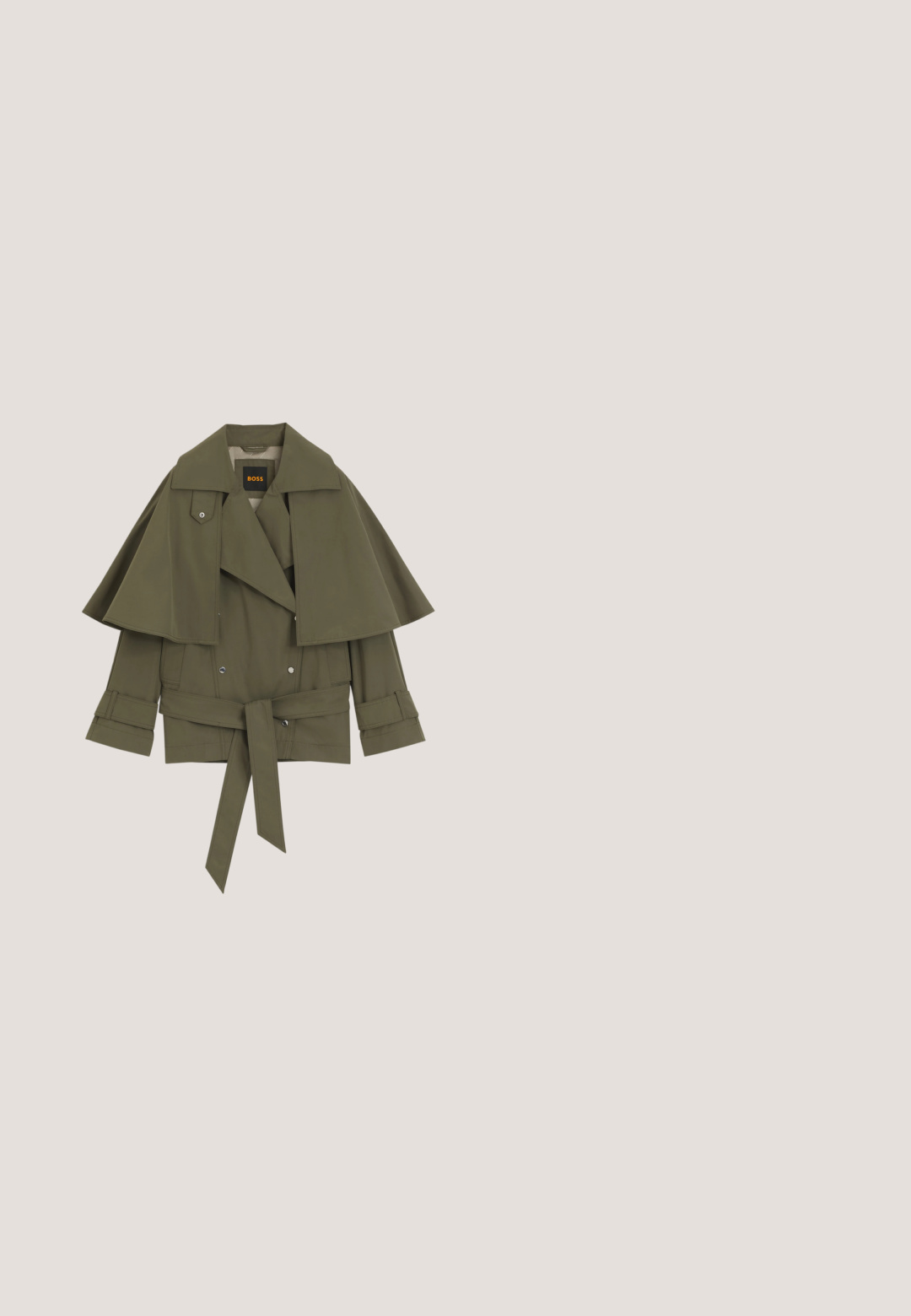 Gabardina verde oliva con cinturón, capa ancha superpuesta, cierre abotonado doble y puños con botones, con etiqueta BOSS.; Vestido de manga larga verde oliva con una franja horizontal blanca en la cintura y el dobladillo. Fabricado con un material suave y elástico. Escote redondeado.; Bota de cuero negro hasta la rodilla con un acabado ligeramente texturizado, punta redondeada, paneles elásticos laterales y un tacón de bloque grueso.; Gafas de sol negras con un diseño afilado de ojo de gato, lentes grises y un aro con acentos de cristal. Presentan brazos angulados y robustos con un logotipo metálico decorativo.; Bolso tote negro hecho de material sintético texturizado con una silueta amplia, que presenta dos asas y un detalle de colgante de marca.; Pequeños pendientes de aro dorados con segmentos rectangulares, cada uno con una gema transparente en la parte frontal, con cierre de poste.