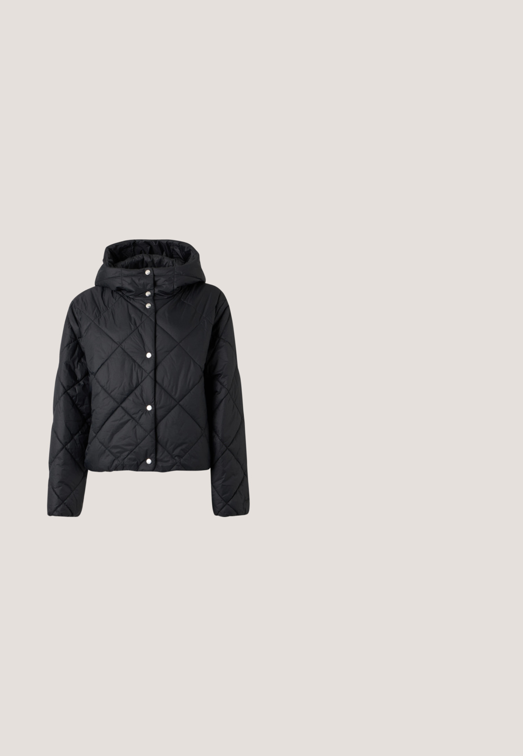 Veste matelassée noire avec coutures en losange, fermeture pression devant, manches longues et capuche rembourrée sur un fond uni clair.; T-shirt à manches courtes pour femme, couleur bordeaux, col rond et petit logo brodé "BOSS" sur le côté gauche de la poitrine.; Jean évasé noir taille haute avec fermeture à boutons et fermeture éclair, poches avant, cintré au niveau des hanches et des cuisses.; Bottine noire à bout pointu, en matériau texturé imitant les cheveux, avec un panneau latéral à nervures et un petit talon carré. Un design simple et moderne.; Sac cabas en daim noir avec deux fines poignées en cuir et un cordon en cuir tressé noué à l'avant.; Boucles d'oreilles pendantes en or et argent avec fermoirs à levier, présentant une barre en or reliée à une barre en argent gravée "DKNY" sur un fond blanc.
