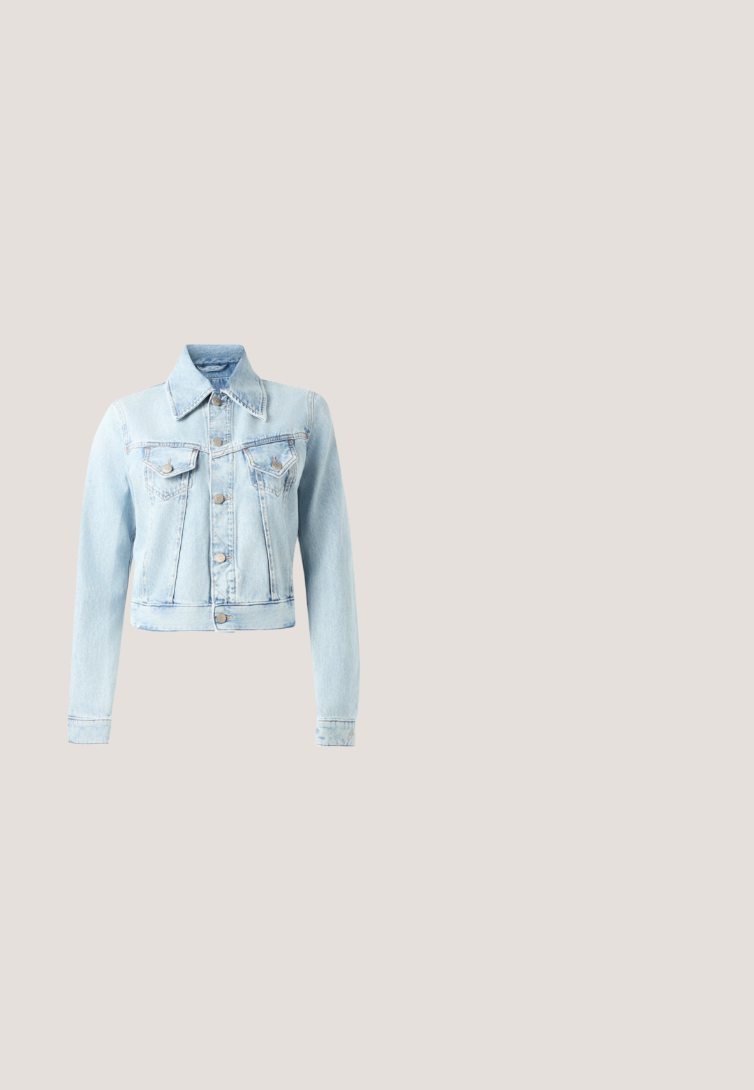 Veste en jean courte bleu clair avec manches longues, fermeture à boutons devant, deux poches poitrine à rabat et col pointu.; Débardeur blanc côtelé sans manches avec un décolleté carré et le texte rouge "GUESS JEANS" ainsi que le logo en étoile sur la poitrine.; Jupe trapèze bleu clair à rayures blanches verticales fines et plis, présentée sur un fond clair uni.; Chaussure à talon haut en cuir beige avec un bout pointu et un talon slim de 7 cm. Surface lisse et design minimaliste sans embellissements visibles.; Sac fourre-tout bleu clair texturé avec deux poignées et petit logo crocodile argenté au centre avant sur fond blanc.; Boucles d'oreilles créoles dorées avec un design métallique incurvé et strié, dos en résine blanche, présentées côte à côte sur un fond neutre.