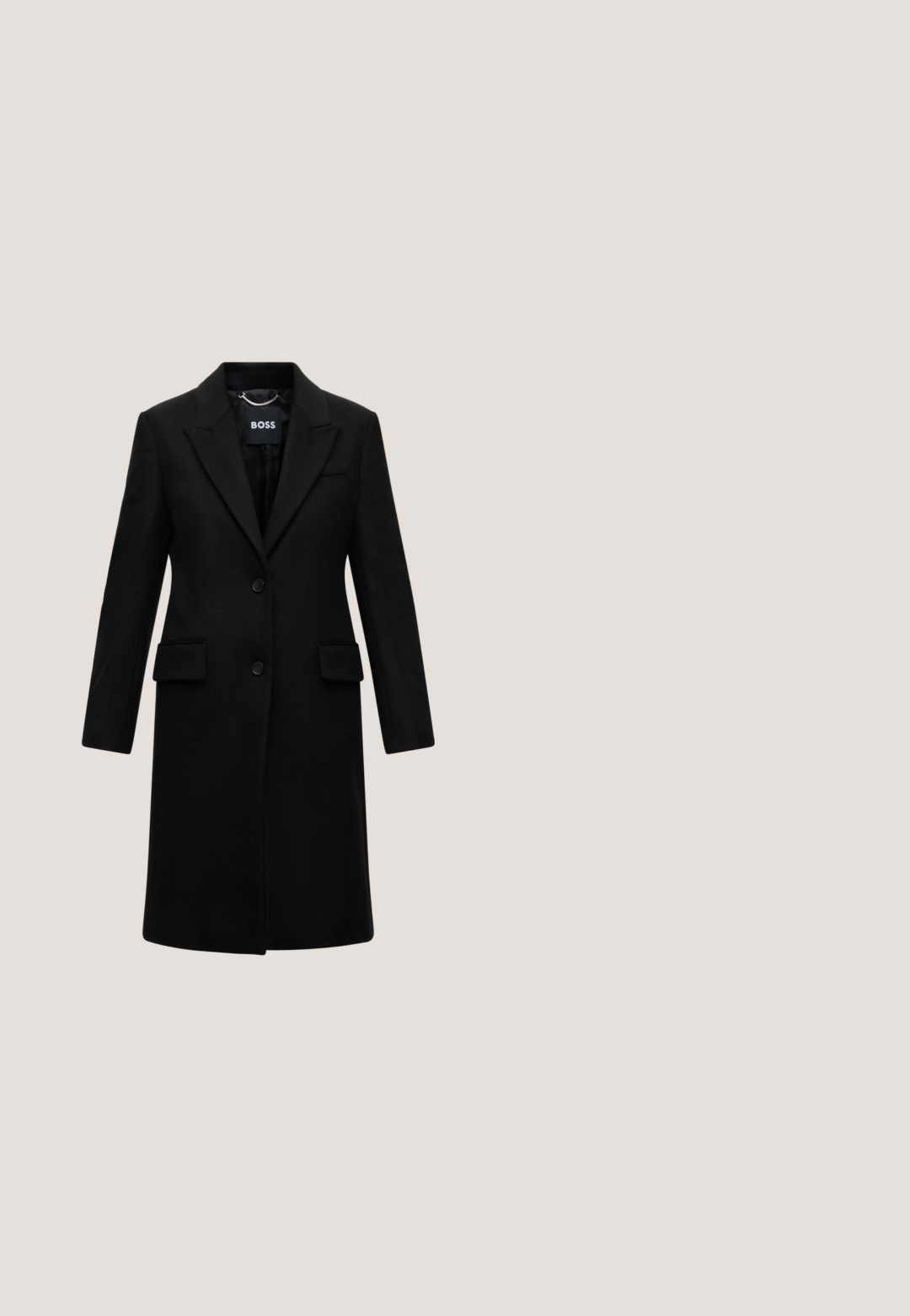 Langer schwarzer maßgeschneiderter Mantel mit Kerbkragen, zwei Knöpfen und Pattentaschen, dargestellt auf weißem Hintergrund.; Gestuz GZSARIELLE - Maxikleid - black; Schwarzer Lederschuh mit hohem Absatz, spitz zulaufender Zehenpartie und metallischer silberner Spitze. Verfügt über eine glatte Oberfläche und einen schlanken 10 cm hohen Absatz.; Schwarze Sonnenbrille mit eckiger, übergroßer Cat-Eye-Form. Verfügt über dunkle Gläser und metallische Akzente an den Bügeln. Hergestellt aus mattem Kunststoff.; Schwarze Leder-Clutch mit geraffter Textur, Metallverschluss und dezentem, auf der Vorderseite geprägtem Logo. Abgerundete Form.; Metallarmband mit ineinander verschlungenen Silber- und Goldbändern sowie einer glatten, polierten Oberfläche. Auffälliges Knotendetail in der Mitte.
