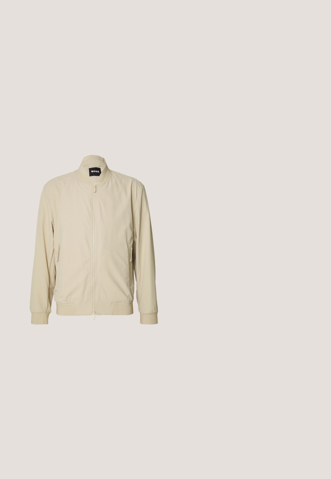 Veste bomber beige avec fermeture éclair à l'avant, col montant et poches latérales. Fabriquée dans un tissu lisse et léger avec des poignets et un ourlet élastiques.; Pull noir à manches longues en maille fine. Doté d'un col rond et de poignets et d'un ourlet côtelés. Design minimaliste sans motifs.; T-shirt bleu à manches courtes avec col rond, orné d’un patch logo rouge rectangulaire portant la mention "HUGO" centré sur la poitrine.; Pantalons noirs ajustés en tissu texturé, dotés d'une coupe droite, d'une fermeture éclair frontale et d'une fermeture à bouton.; Bottine Chelsea en cuir noir avec des panneaux élastiques sur les côtés, bout rond et petit talon empilé. Équipée d'une languette rouge et d'un logo subtil sur le côté.; Sacoche en nylon noir pour ordinateur portable avec doubles poignées supérieures, une bandoulière réglable, un accent logo rouge et un panneau avant texturé, compartiment principal zippé.