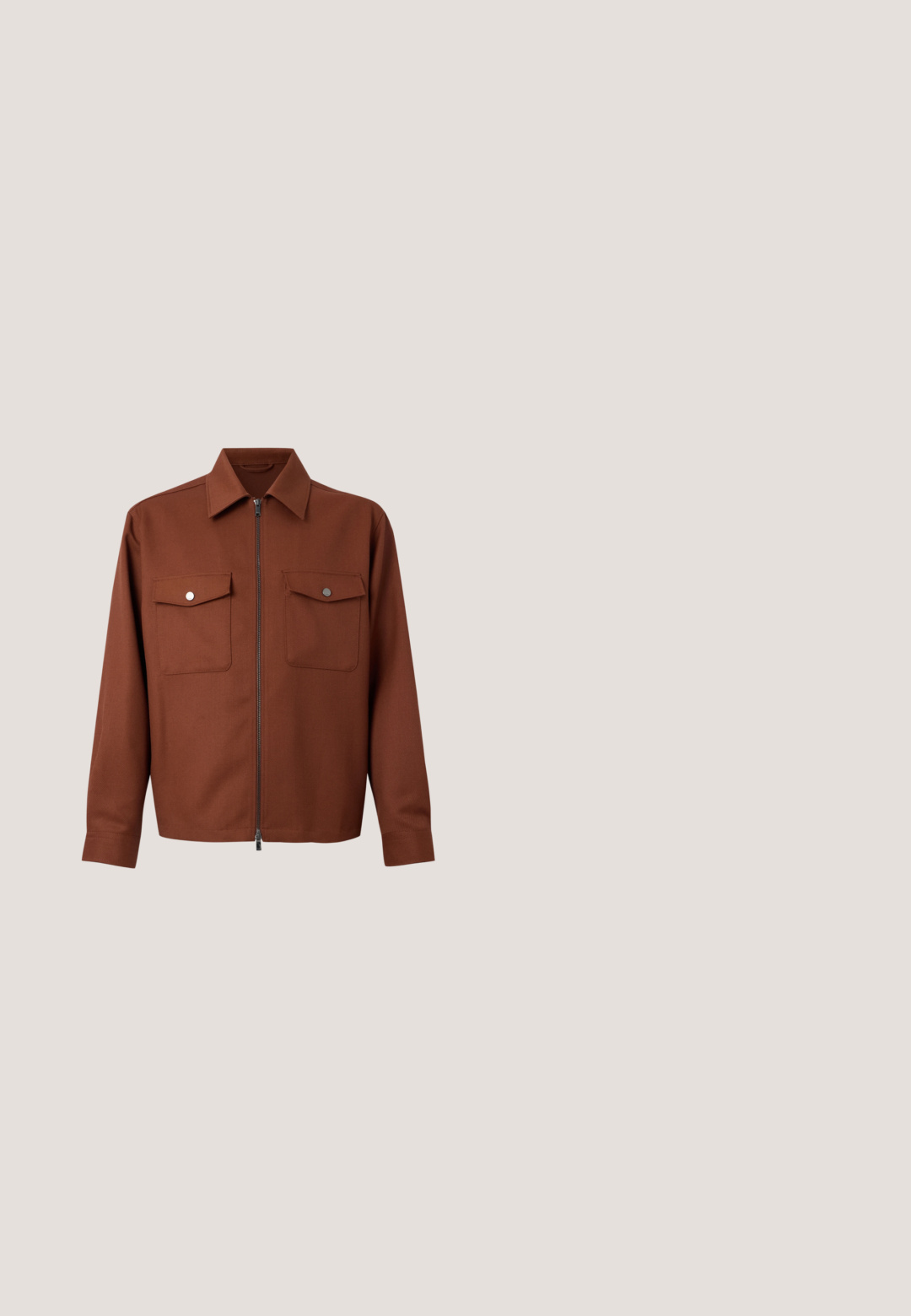 Veste marron à manches longues avec fermeture éclair devant, col pointu et deux poches poitrine avec rabat et bouton.; Polo à manches courtes en crème avec un col classique, patte de boutonnage à quatre boutons et ourlet côtelé. Fabriqué à partir d'un tissu doux et léger.; Pantalon sur mesure beige avec passants pour ceinture, pli avant et coupe droite ajustée, présenté sur un fond clair uni.; Botte Chelsea en cuir marron avec panneaux élastiques sur les côtés, une languette à l'arrière et un petit talon empilé. Texture lisse avec bout arrondi et un design minimaliste.; Sac bandoulière en cuir marron foncé texturé avec une sangle réglable et un petit accent décoratif bleu sur le côté.; Ceinture en cuir marron avec boucle rectangulaire argentée enroulée sur un fond gris clair, montrant une couture détaillée le long des bords.