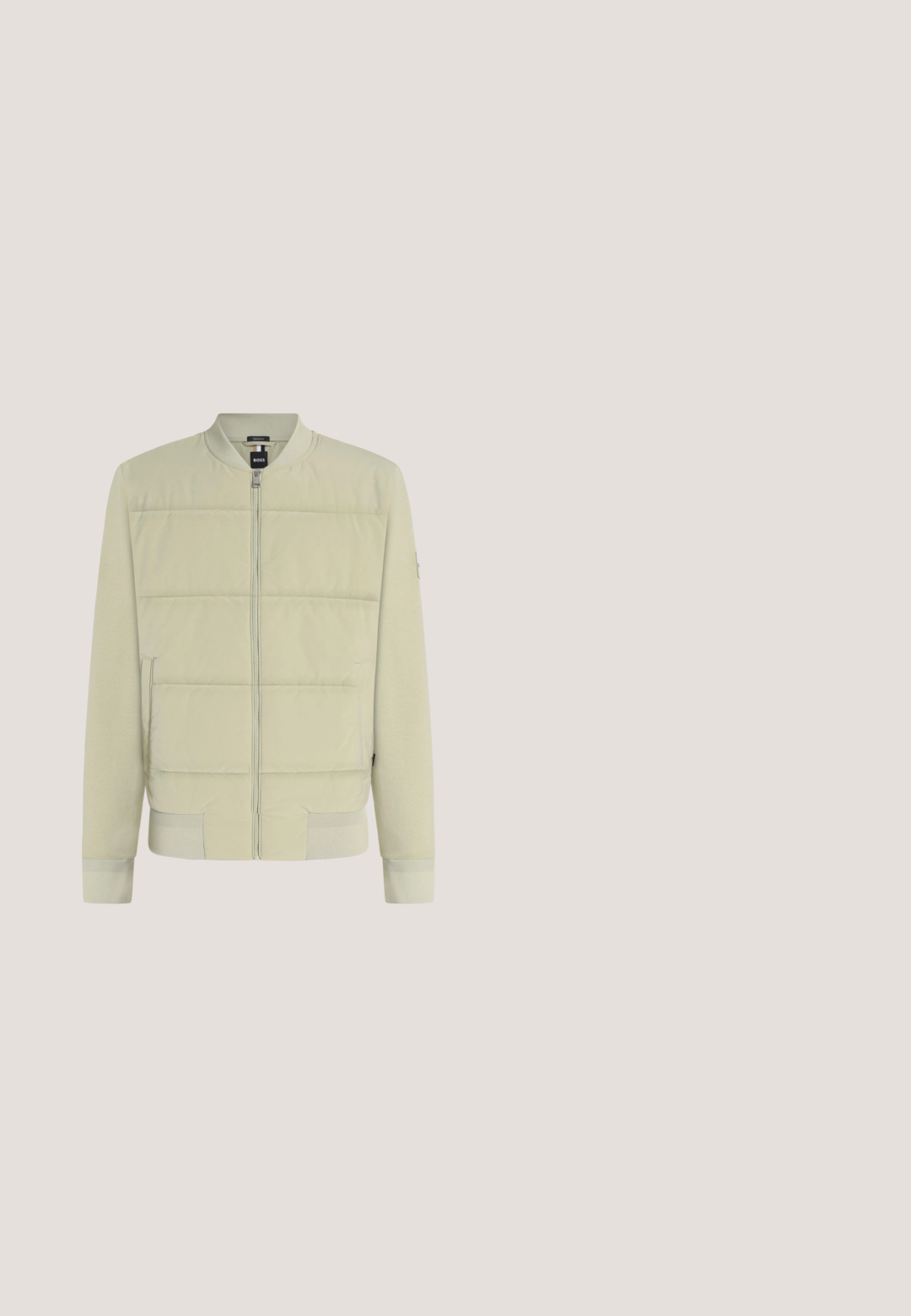 Blouson bomber matelassé beige clair avec fermeture éclair à l'avant, col, poignets et ourlet côtelés, et poches latérales.; Pull beige clair à motif texturé, col rond et poignets côtelés. Présente un petit patch logo sur la poitrine.; Chemise beige à manches longues avec boutons, col et petit logo sur la poitrine, présentée sur un fond clair uni.; Short beige longueur genou avec fermeture avant bouton et zip, passants pour ceinture et poches latérales.; Bottine Chelsea en daim marron clair avec panneaux latéraux élastiques, languette de tirage au talon et semelle en caoutchouc.; Ceinture en cuir texturé gris clair enroulée avec une boucle rectangulaire en métal argenté et des logos "BOSS" en relief sur la sangle.