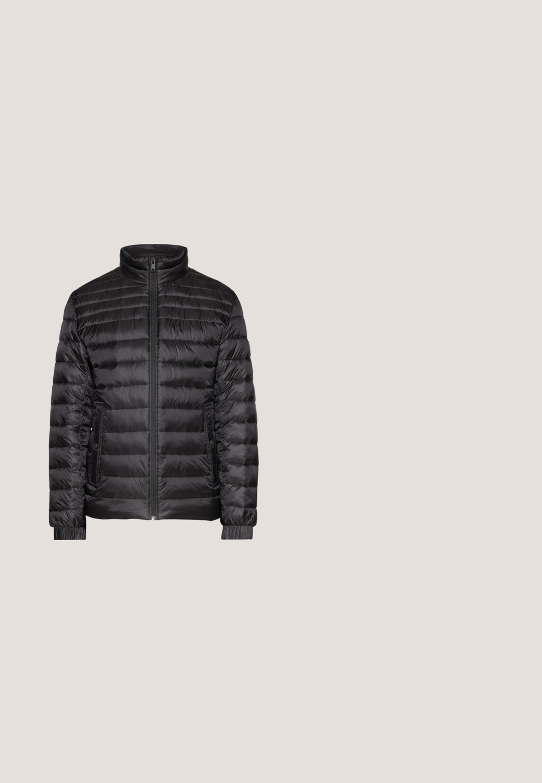 Schwarze Pufferjacke mit hohem Kragen, horizontaler Steppung, vorderem Reißverschluss und elastischen Bündchen. Hergestellt aus glänzendem, glattem Material.; Schwarzer Hoodie aus Baumwollmischgewebe mit einem roten runden Logo auf der Brust, Kordelzugkapuze und Vordertasche.; Weißes Baumwoll-T-Shirt mit classic Rundhalsausschnitt und kurzen Ärmeln. Mit einem kleinen, mehrfarbigen gestickten Pferdelogo auf der Brust.; Schwarze knielange Shorts mit elastischem Bund und Kordelzug, mit einem kleinen roten rechteckigen Logo-Patch am unteren linken Bein.; Schwarzer High-Top-Sneaker mit strukturierter Sohle und „HUGO“-Logo an der Seite, vor einem modernen Glasbausteinwand-Hintergrund präsentiert.; Schwarze synthetische Umhängetasche mit geometrischem Prägungsmuster, Reißverschluss-Vordertasche, gebrandetem Logo und verstellbarem Träger.