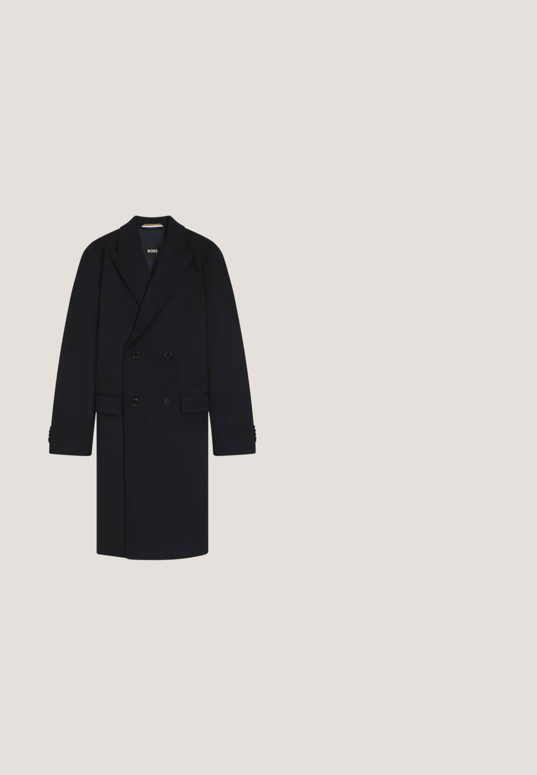 Sort dobbeltbrystet frakke med spidse slag, forlommer og knapmanchetter. Fremstillet af et glat, tykt stof velegnet til koldere vejr.; Sort turtleneck sweater i glat strikstof. Har lange ærmer, en tætsiddende hals og ribbede manchetter og kant for en tætsiddende pasform.; Sort langærmet skjorte med knapper, lille hvidt cirkulært mønster, spids krave og buet kant.; Sort bukser med lige ben, elastisk linning, snøre, sidelommer, bæltestropper og pressefold ned ad hvert ben, liggende fladt på hvid baggrund.; Sort læder Chelsea-støvle med brogue-detaljer, elastiske sidepaneler, træksløjfe og lav hæl, vist i luften mod en moderne indendørs gulv.; Sort struktureret skuldertaske med justerbar rem, lomme med lynlås foran og præget logo nær øverste lynlås.