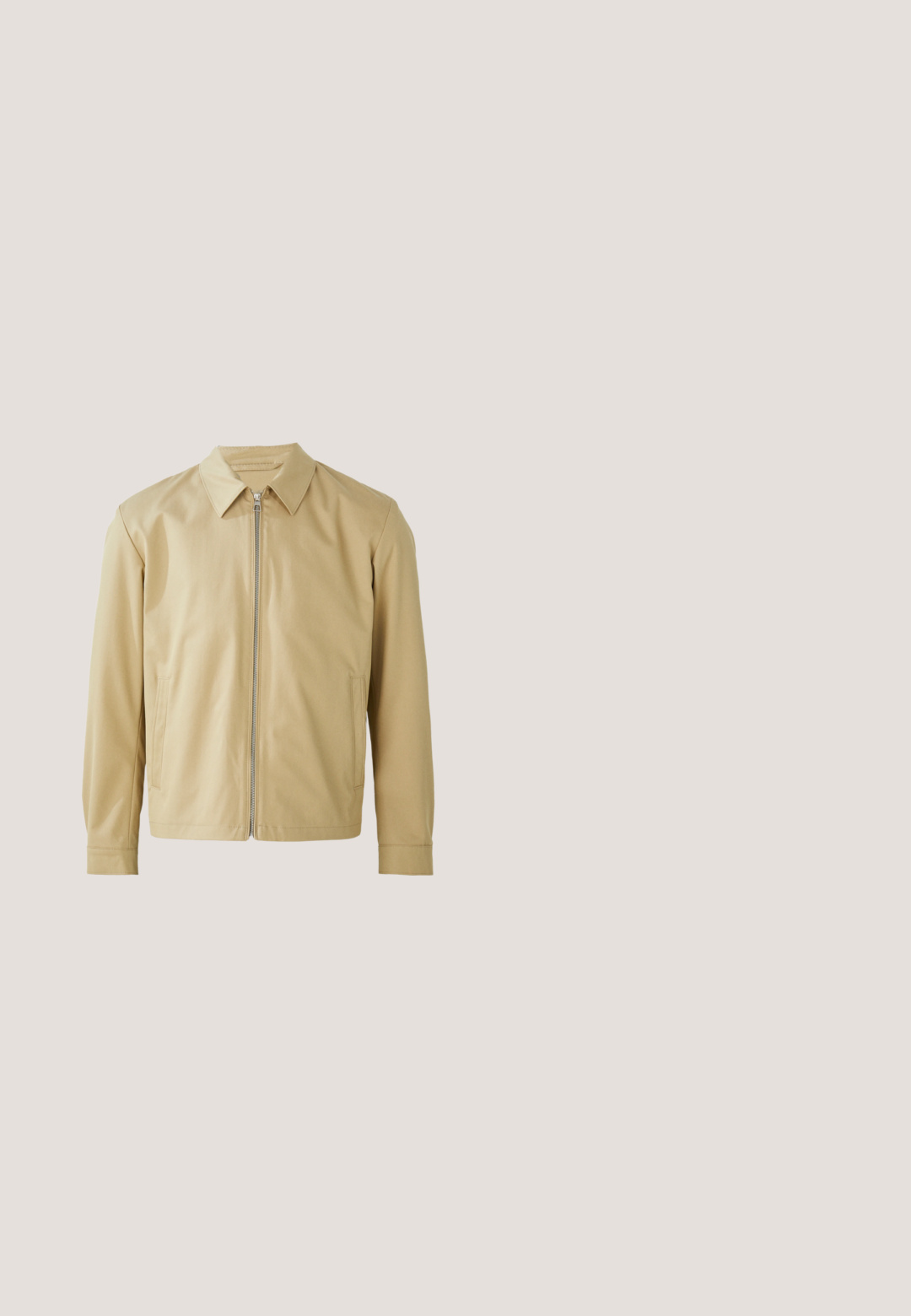 Chaqueta ligera beige con cuello tipo cazadora, cierre frontal de cremallera y dos bolsillos laterales. Textura suave y corte relajado.; Camisa polo beige de algodón, con cuello y tapeta de dos botones. Logo "BOSS" bordado en el pecho, mangas cortas, diseño simple.; Jeans de mezclilla azul claro con cintura azul oscuro, diseño de pierna recta, cinco bolsillos y detalles de costuras visibles.; Botín Chelsea de cuero marrón con un acabado texturizado, paneles laterales elásticos y una lengüeta. Presenta una suela de goma para proporcionar tracción.; Gafas de sol con montura de plástico beige transparente y lentes cuadrados con degradado marrón, descansando sobre una superficie blanca.; Bolsa de lona marrón de cuero con dos asas, una correa de hombro negra ajustable y un pequeño logo "BOSS" en el centro frontal.