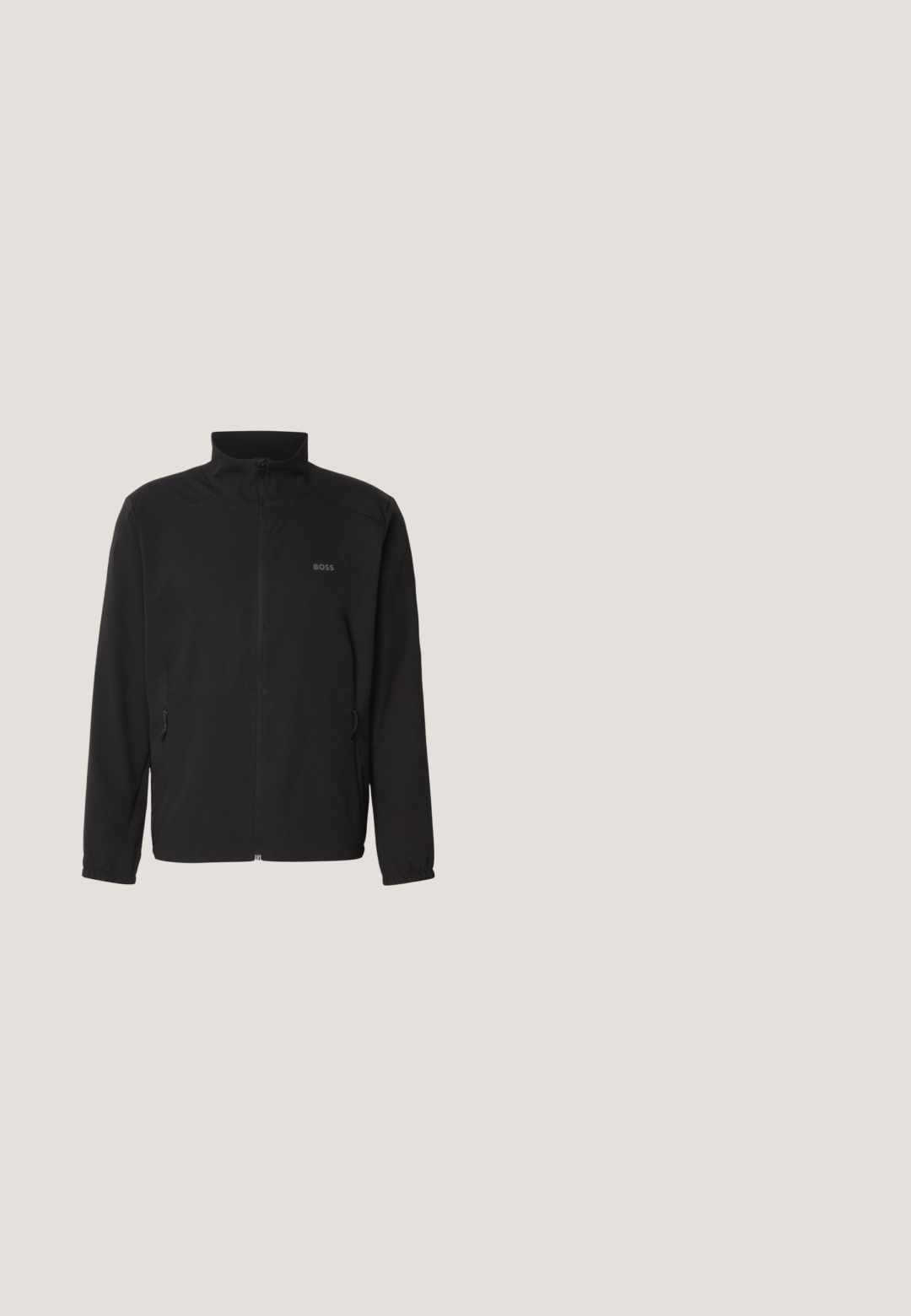 Schwarze Jacke mit Stehkragen, frontalem Reißverschluss und zwei Seitentaschen. Besitzt ein dezentes Logo auf der linken Brust und elastische Bündchen.; Beige kurzärmliges Poloshirt mit geripptem Oberteil, schwarzem Viertel-Reißverschluss-Kragen und „BOSS“-Logo auf der Brust.; Schwarze Cargo-Hosen aus Stoff, mit elastischem Bund, Knopfverschluss und mehreren Seitentaschen mit Klappen.; Brauner Wildleder-Sneaker mit niedrigem Schnitt, beigen Schnürsenkeln, perforierten seitlichen Details, gesteppter Fersenapplikation und dicker off-white Gummisohle.; Schwarze Nylon-Crossbody-Tasche mit strukturierter Form, verstellbarem Riemen und einem kleinen passenden Beutel mit geometrischem Muster.; Silberne Kette aus gedrehtem Seil mit Verschluss auf einfachem weißem Hintergrund.