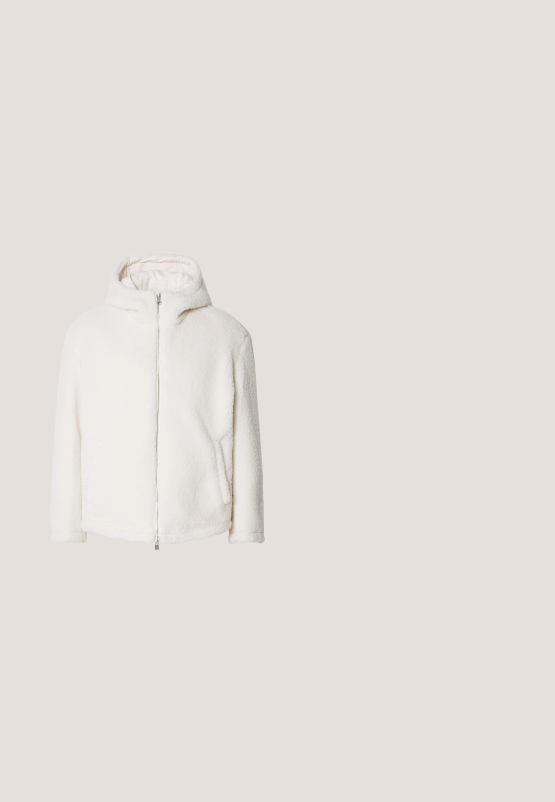 Witte nepbontjas met een capuchon, volledige voorrits en zijzakken. Heeft een zachte, gestructureerde oppervlakte met een rechte snit.; Lichtbeige trui met een hoge kraag en een halve ritssluiting aan de voorkant. Gebreide stof met geribbelde manchetten en een klein logoplaatje op de borst.; Donkerblauwe lange mouwen t-shirt van katoen met een ronde halslijn, witte "HUGO" logo op de borst en een eenvoudige, gladde textuur.; Lichtblauwe denim jeans met rechte pijpen, voorzakken, riemlussen, knoop- en ritssluiting.; Bruine suède Chelsea-boot met elastische zijpanelen, ronde neus en robuuste zwarte zool. Voorzien van een trekband aan de achterkant voor gemakkelijk aan- en uittrekken.; Zwarte leren schoudertas met een gestructureerd oppervlak, voorzien van een voorzak met rits, een verstelbare schouderband en metalen accenten.