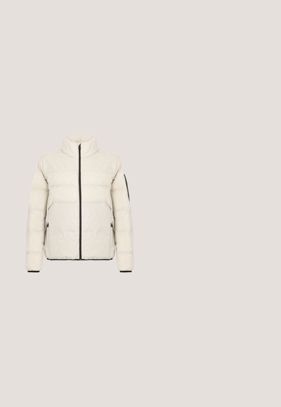 Chaqueta acolchada color beige claro con cuello alto, cierre frontal negro, bolsillos laterales con cremallera y un bolsillo con cremallera en la manga izquierda.; Suéter de manga larga color verde claro con cuello redondo y puños acanalados, con el logo "BOSS" en el pecho izquierdo sobre un fondo blanco.; Camiseta negra de manga corta con cuello redondo y logo sutil "BOSS" centrado en el pecho, fabricada con tejido de punto fino.; Jeans de denim azul claro con corte recto, diseño tradicional de cinco bolsillos, cierre de botón de metal y un ligero desvanecimiento en la parte delantera.; Botín negro de cuero hasta el tobillo con acabado brillante, diseño con cordones, cuello acolchado y suela de goma resistente con agarres de tracción.; Bolso cruzado de cuero negro con superficie texturizada, bolsillo frontal con cremallera y correa de tela ajustable. Diseño cuadrado simple.