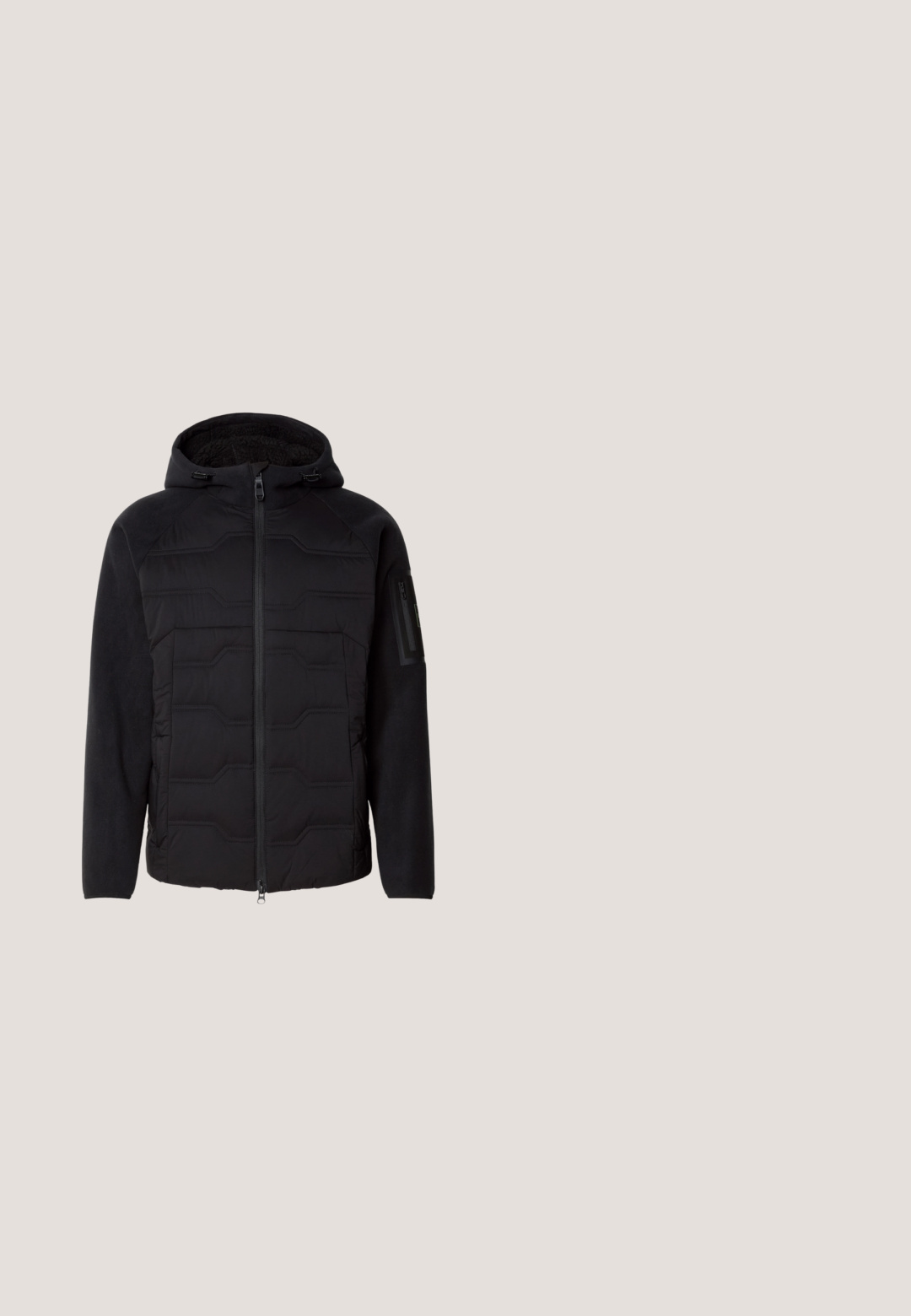 Schwarze Kapuzenjacke mit gesteppter Vorderseite, Fleece-Ärmeln und -Futter, Front-Reißverschluss und Reißverschlusstasche am linken Ärmel.; Schwarzer langärmliger Rundhalsausschnitt-Pullover mit kleinem weißen "BOSS"-Logo auf der linken Brust, gerippten Bündchen und Saum, vor einem weißen Hintergrund präsentiert.; Navyblaue Baumwoll-T-Shirt mit ribbeliger Textur, kurzen Ärmeln und kleinem weißen "BOSS"-Logo auf der linken Brust. Einfaches Rundhals-Design.; Dunkelblaue Jeans aus Denim mit geradem Bein, ausgestattet mit Taschen und einem Knopfverschluss an der Taille. Weiche Textur, minimale Ausbleichungen.; Schwarze Wildleder Chelsea-Boots mit elastischen seitlichen Einsätzen, runder Spitze und einer niedrigen Gummisohle. Mit einem Zugtab an der Rückseite für einfaches Anziehen.; HUGO Kulturbeutel - black