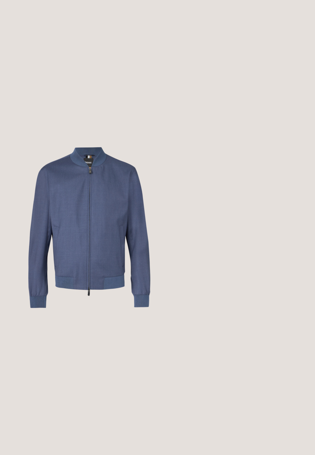 Marineblaue Bomberjacke mit Reißverschluss vorne, gerippten Bündchen und Kragen. Hergestellt aus glattem Stoff mit feiner Struktur. Zwei Seitentaschen.; Langärmliges Hemd in Dunkelblau mit strukturierten Streifen, durchgehender Knopfleiste und klassischem Kragen. Leichtes Material mit lockerem Sitz.; Marineblaue Baumwollhose mit geradem Bein, Frontreißverschluss und Ein-Knopf-Verschluss. Glatte Textur ohne sichtbare Muster.; The Antipode Slipper - cream; Rechteckige schwarze Kulturtasche mit wiederholendem geometrischem Muster, Reißverschluss oben und kleinem Logo-Plateau vorne in der Mitte.; Dunkelbrauner Leder-Gürtel mit silberner rechteckiger Schnalle, aufgerollt und gegen einen hellen neutralen Hintergrund platziert.