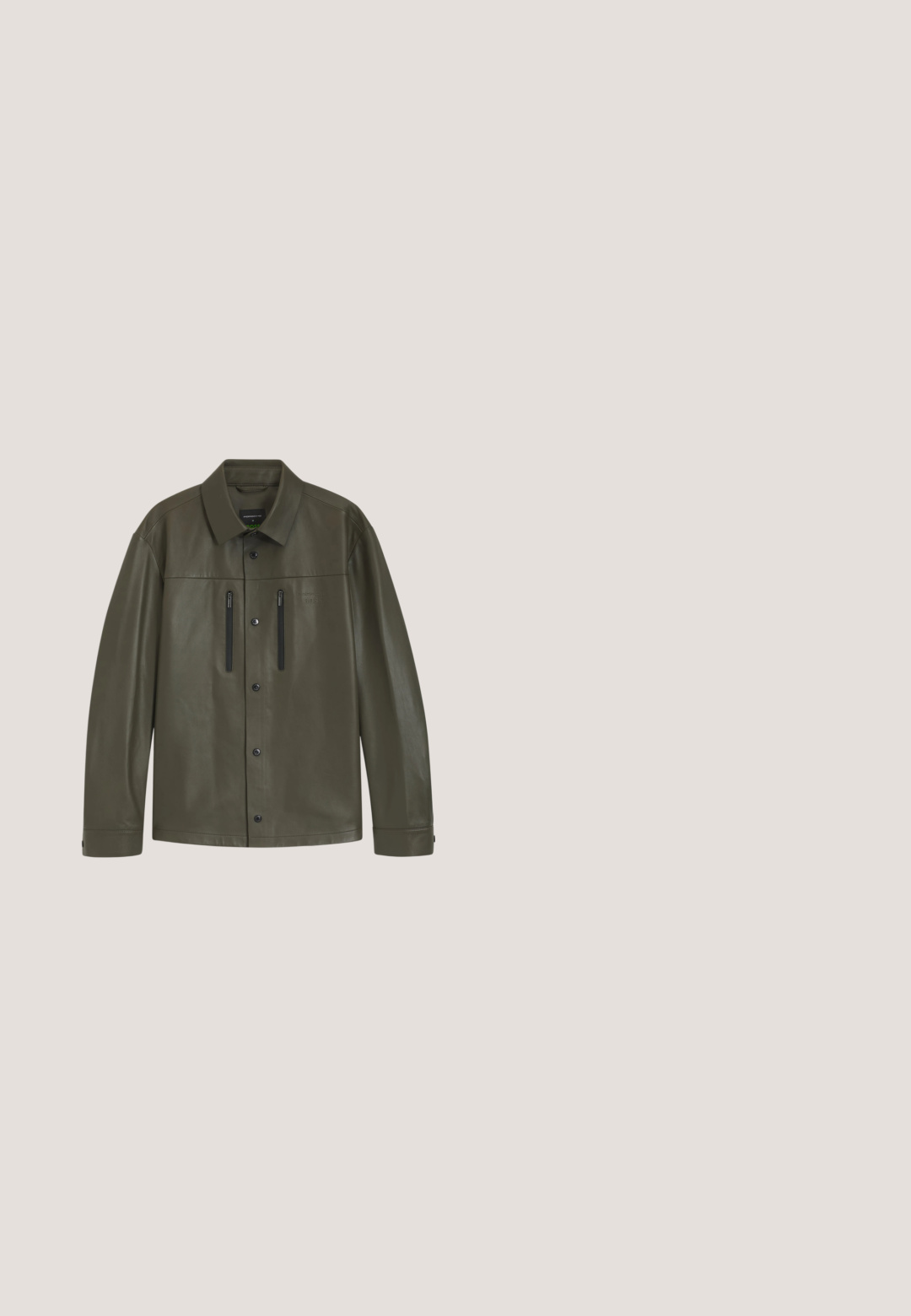 Dunkelolivgrüne Lederjacke mit langen Ärmeln, Knopfleiste, Kragen und zwei vertikalen, mit Reißverschluss versehenen Brusttaschen.; Schwarzes T-Shirt mit einem zentralen grünen Labyrinthgrafik, mit der Marke "HUGO" über dem Design. Kurzarm und mit klassischem Rundhalsausschnitt.; Schwarze Baumwoll-Chinos mit schmaler Passform, ausgestattet mit einem normalen Bund, seitlichen Taschen und einer Gesäßtasche. Glatte Textur und minimalistische Gestaltung.; Schwarze Wildleder-Ankle-Boots mit abgerundeter Zehenpartie, Schnürung an der Vorderseite und einer kleinen Schlaufe an der Rückseite. Fester schwarzer Gummisohle.; Schwarze, strukturierte Leder-Crossbody-Tasche mit vorderer Reißverschlusstasche und verstellbarem breitem Stoff-Schulterriemen auf weißem Hintergrund.; Silberne, verdrehte Kettenhalskette mit glatter Oberfläche, die ein einfaches Verschlussdesign aufweist. Die Kette hat eine einheitliche Dicke.