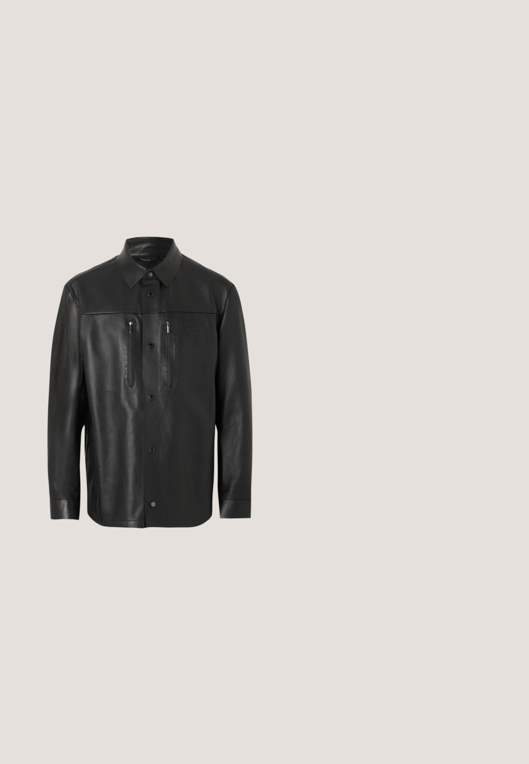 Sort skjortejakke i imiteret læder med spidst krave, knaplukning og to lodrette brystlommer med lynlås, vist på ensfarvet baggrund.; Sort strikfanget crew-neck sweater med lange ærmer, tekstureret stof, ribbede manchetter og kant, med et lille logo på brystet.; Beige skjorte med lange ærmer, knapper foran, spids krave og standard manchetter, vist på en ensfarvet lys baggrund.; Sorte formelle bukser med bæltestropper, knap foran og lynlås, vist mod hvid baggrund.; Sort læder brogue-sko med tyk sål, svævende over beige tæppe, rundt træbord med stablede bøger og lysefarvet sofa i baggrunden.; Sort rektangulær duffeltaske med dobbelthanke, justerbare stropper, frontlomme og "HUGO" logo på ensfarvet baggrund.