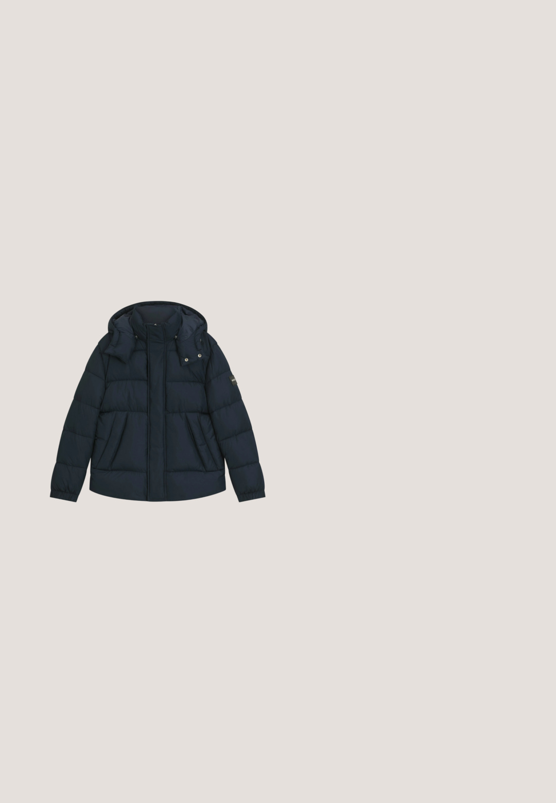Marineblå pufferjakke med høj krave og aftagelig hætte. Har vandrette syninger, to forlommer og logo på ærmet.; Marineblå højhalset sweater lavet af blødt strikmateriale, med lange ærmer og ribbestrikket krave. Inkluderer et firkantet logo-patch på brystet.; Sort T-shirt med korte ærmer og rund halsudskæring med lille "BOSS" logo centreret på brystet og grøn detalje på den indvendige krave.; Mørkeblå denim jeans med et klassisk fem-lomme design, lige ben og en elegant tekstur. Metal knaplukning ved taljen.; JOOP! STAMPA - Snørestøvletter - dunkelblau; Duffelbag i mørkeblå stof med sorte håndtag, forreste lynlåslomme, justerbar skulderrem og "BOSS"-logo centreret over lommen.