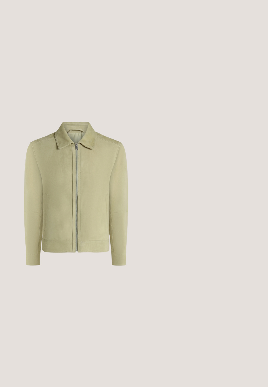 Hellbeige Wildlederjacke mit spitzem Kragen, langen Ärmeln und Frontreißverschluss, vor weißem Hintergrund gezeigt. Keine sichtbaren Logos.; Beiger Pullover aus weichem Strickstoff mit Rundhalsausschnitt, langen Ärmeln und strukturiertem Rippstrick an den Schultern. Dezentes Logodetail.; Hellgrüner Strickpullover mit kurzen Ärmeln, gerippten Bündchen und Saum, Rundhalsausschnitt und einem kleinen schwarzen Etikett innen im Kragen mit der Aufschrift "BOSS".; Hellblaue Jeans aus Denim mit geradem Schnitt, fünf Taschen und einem einzigen Knopfverschluss. Abgerundet mit dezenten Steppdetails.; Braune Wildleder Chelsea-Stiefel mit elastischen Seitenpaneelen, runder Zehenform und robustem schwarzen Sohlen. Mit einer Schlaufe an der Rückseite für einfaches Anziehen.; Schwarze rechteckige Leder-Umhängetasche mit verstellbarem Riemen und silbernem Reißverschluss vor einem schlichten hellen Hintergrund.