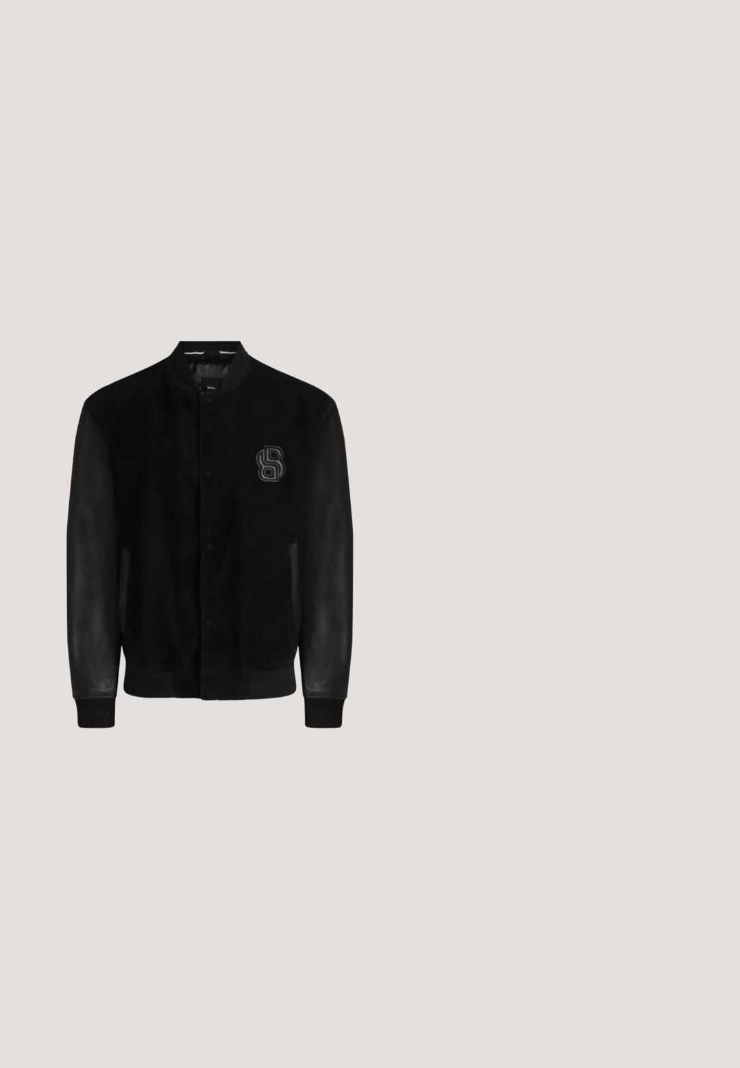 Veste universitaire noire avec manches en cuir texturé, boutons-pression, poignets côtelés et logo "B" brodé en relief sur le côté gauche de la poitrine.; Polo blanc à manches courtes avec un motif texturé subtil, bordure noire au col et aux manches, et une patte de boutonnage à trois boutons.; Pantalon noir en tissu lisse, avec une coupe droite, des plis sur le devant et une fermeture par un seul bouton à la taille.; Bottine en cuir noir avec un bout rond, devant à lacets, col rembourré, semelle épaisse et étiquette de marque avec "VALENTINO" sur le côté.; Trousse de toilette rectangulaire noire avec motif embossé, fermeture éclair en haut, poignée unique et petit logo sur le côté avant droit.; Emporio Armani EAGLE LOGO - Bracelet - silver-coloured