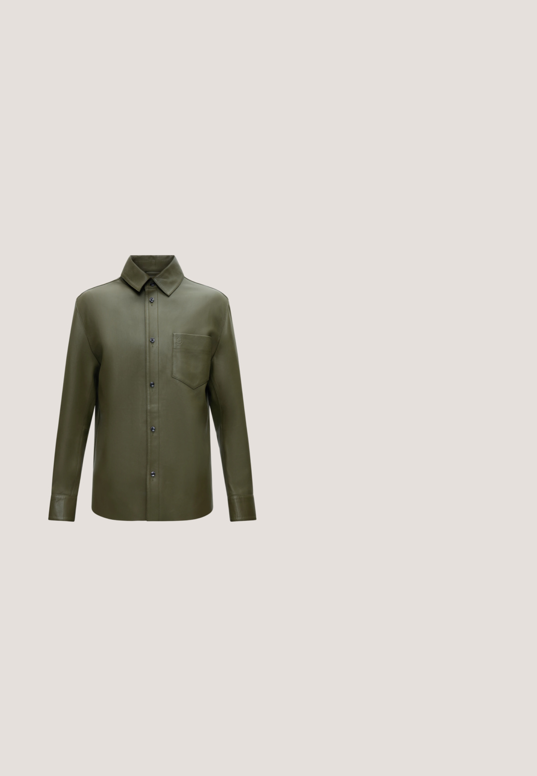 Chemise en cuir vert olive à manches longues avec boutons devant et une poche poitrine gauche avec logo brodé sur un fond uni.; Pull col rond manches longues vert olive avec poignets et ourlet côtelés et petit logo embossé "HUGO" sur la poitrine.; T-shirt vert olive à manches courtes et col rond avec un logo discret "BOSS" centré sur la poitrine, design uni sur fond gris clair.; Jean denim bleu pour homme, coupe slim, design cinq poches, fermeture par boutons et légère décoloration sur les cuisses et les genoux.; Botte Chelsea en cuir marron avec panneaux élastiques sur les côtés, une languette à l'arrière et un petit talon empilé. Texture lisse avec bout arrondi et un design minimaliste.; Sac messager en tissu brun foncé avec une sangle noire ajustable et un petit logo argenté "BOSS" sur le rabat avant.