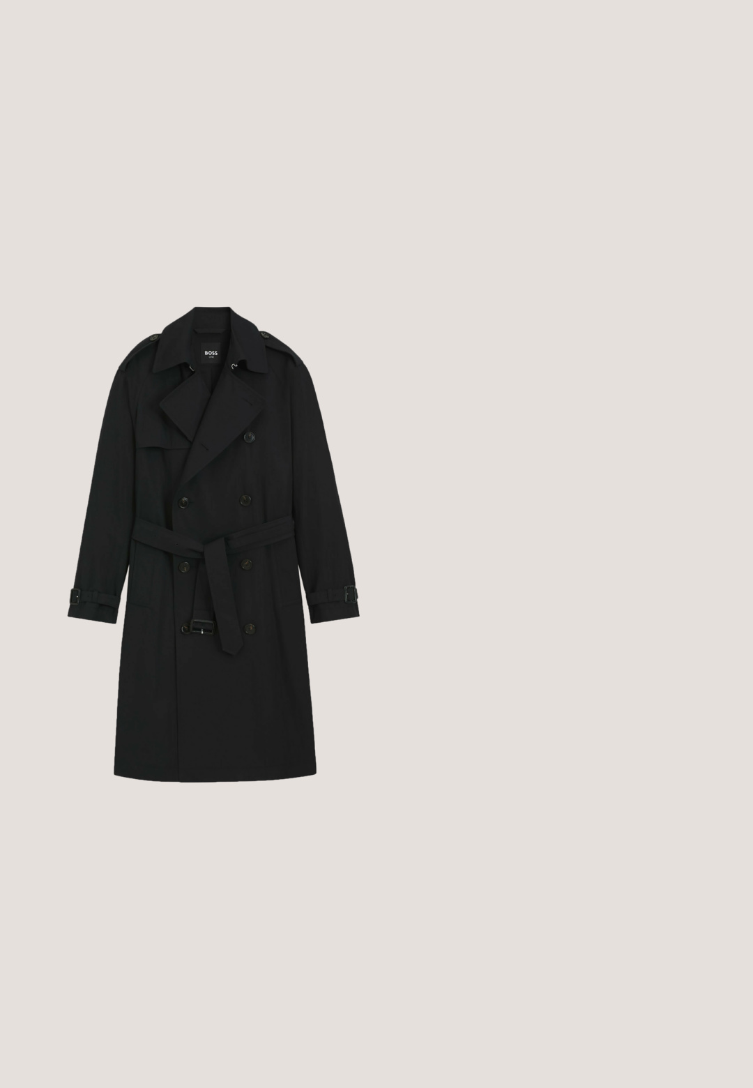 Sort dobbeltradet trenchcoat med brede revers, knappede stropper på ærmerne, taljebælte og skulderepauletter.; Sort langærmet crewneck sweater med lille hvidt "KL" logo på venstre bryst.; Sort langærmet skjorte med knaplukket krave, enkelt brystlomme og knapper foran. Har en glat tekstur og rød intern label.; Sorte bukser med lige ben, der har plisseringer, en enkelt knaplukning og bæltests. Fremstillet af glat stof.; Sort herres linsko i læder med lav hæl og en sølvfarvet metalspænde på overdelen.; Sort rektangulær håndledsclutch med lynlåslomme foran og aftagelig håndledsrem, minimalistisk design på hvid baggrund.