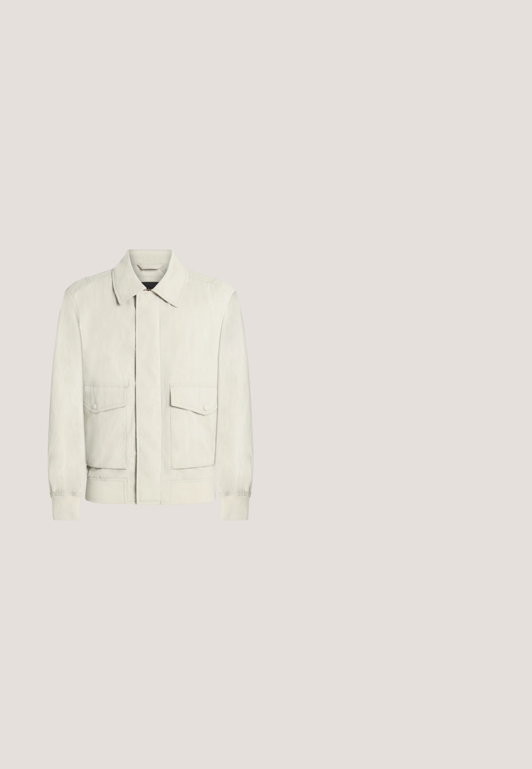 Hellbeige Jacke mit Kragen, elastischen Bündchen und zwei aufgesetzten Fronttaschen mit Knöpfen, präsentiert auf schlichtem weißen Hintergrund.; Beiger langärmliger V-Ausschnitt-Pullover mit gerippten Bündchen und Saum, mit einem kleinen gestickten "BOSS"-Logo auf der Brust und einem Innenetikett.; Weißes Polohemd mit kurzen Ärmeln, Kragen, Knopfleiste und einem kleinen bestickten beigen Flügellogo auf der linken Brustseite.; Helle beige Shorts aus Baumwolle, mit einem Knopfverschluss, Vordertaschen und abgestepptem Saum. Glatte Textur mit einem lässigen Design.; Brauner Veloursleder-Schnürstiefel mit beiger Sohle und „GUESS“-Logo geprägt nahe der Ferse, seitlich auf weißem Hintergrund gezeigt.; Braune Designer-Kosmetiktasche mit Monogramm-Muster, Front-Reißverschlusstasche und goldenem Guess-Logo vor weißem Hintergrund.