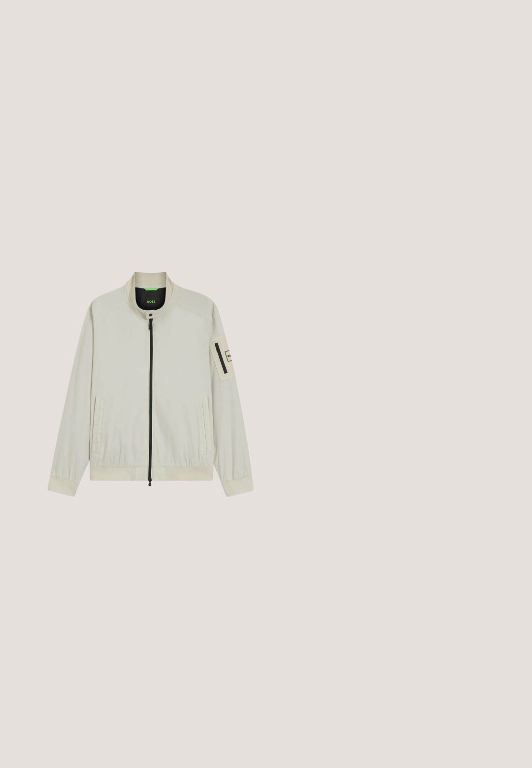 Hellbeige Reißverschlussjacke mit Stehkragen, zwei Fronttaschen, elastischen Bündchen und einer Reißverschlusstasche auf dem linken Ärmel mit der Aufschrift "BOSS".; Beige kurzärmliges Poloshirt mit geripptem Oberteil, schwarzem Viertel-Reißverschluss-Kragen und „BOSS“-Logo auf der Brust.; Beige Cargo-Shorts mit flachem Bund, Gürtelschlaufen, Falten, Seitentaschen und einem strukturierten Stoff. Die Länge reicht bis zur Mitte des Oberschenkels.; Braune Leder-Stiefelette mit schwarzem gepolstertem Kragen, Profilsohle, Metallösen und zweifarbigen Schnürsenkeln vor einem schlichten grauen Hintergrund.; Quadratische Sonnenbrille mit dunkelgrünen Gläsern, dünnem goldfarbenem Metallgestell und schwarzen Bügeln auf weißem Hintergrund.; Graue Umhängetasche mit einer strukturierten, netzartigen Außenfläche, ausgestattet mit einem oberen Reißverschluss und einem geprägt vorderen Logo.