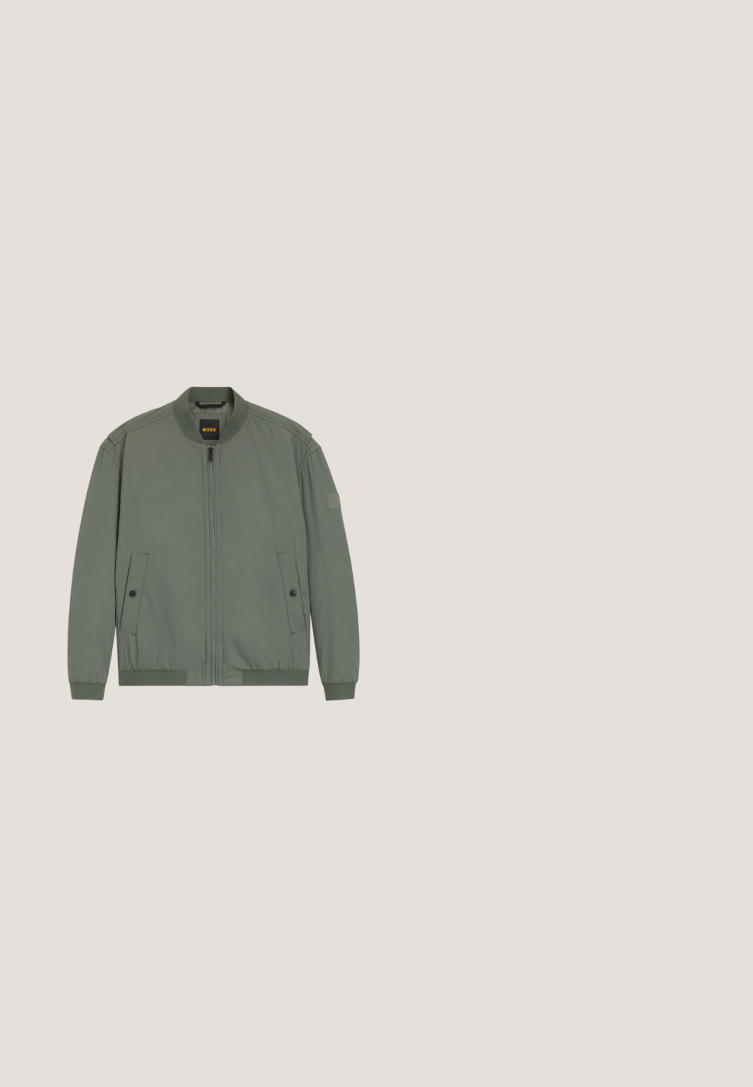 Lichtolijfgroene bomberjack met ritssluiting aan de voorkant, twee klepzakken met drukknopen, geribde kraag, manchetten, zoom en een klein logopatch op de linker mouw.; Beige hoodie met zak aan de voorkant, de tekst "Ellesse 1959 Club di Corsa" en logo op de linkerborst, lange mouwen en vastgenaaide capuchon.; Lichtbeige katoenen t-shirt met een ronde hals en korte mouwen. Heeft een klein, ton-sur-ton Adidas logo op de borst. Zachte textuur, klassieke pasvorm.; Beige joggingbroeken van zachte stof. Voorzien van een elastische tailleband met een trekkoord en taps toelopende benen. Geen zichtbare zakken of patronen.; Lichtgrijze en beige sneaker met groene accenten en logo, zwevend boven een betonnen richel met vervaagde trappen op de achtergrond.; Zwarte boodschappentas met geometrische textuur, glad lederen klep, zilveren hardware en verstelbare schouderriem; voorzien van een ritssluitingvak.