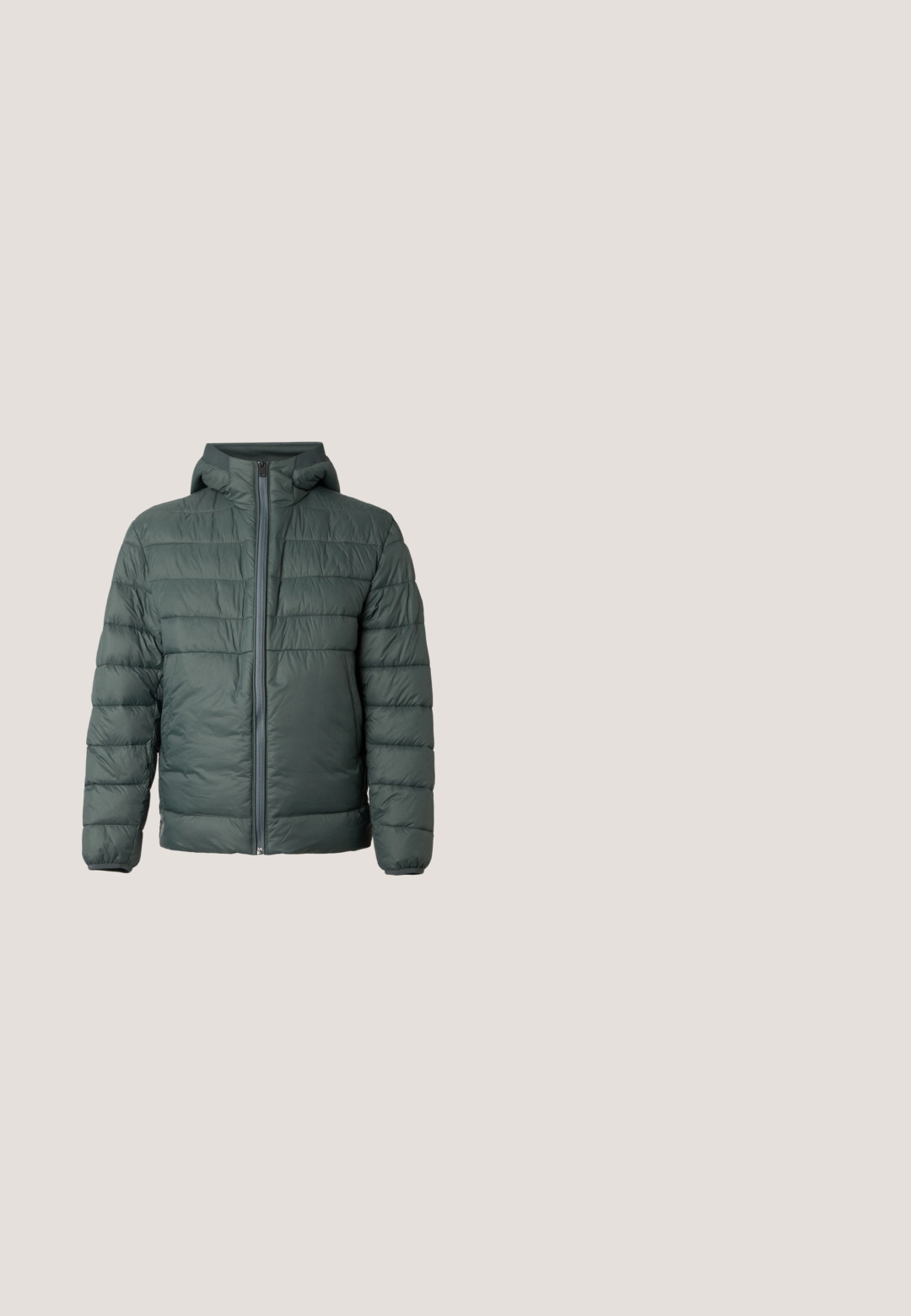 Veste matelassée vert foncé avec fermeture éclair sur le devant et capuche attachée, vue de face sur un fond clair uni.; Pull beige à manches courtes avec col rond, ourlet et poignets côtelés, petit détail carré sur la poitrine gauche, et étiquette de marque au niveau du cou.; Jean slim taille haute bleu clair avec bouton sur le devant, fermeture éclair, poches avant et arrière, présenté sur fond blanc.; Baskets basses en cuir marron à lacets, semelle en caoutchouc blanche, profil bas, avec le logo "BOSS" embossé sur le côté.; Lunettes de soleil rectangulaires teintées de gris avec des montures en plastique gris transparent et des branches fines, présentées sur une surface blanche.; Petit sac bandoulière en cuir marron avec une bandoulière noire réglable et des boucles argentées, embossé avec le logo BOSS au centre devant.