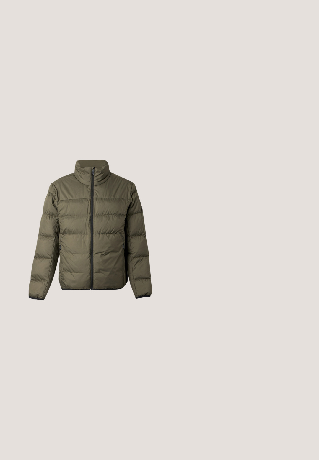 Veste matelassée vert olive avec manches longues, col montant et fermeture éclair à l’avant.; Pull bordeaux à manches longues et col rond, avec poignets et ourlet côtelés, présenté sur un fond uni gris clair.; Polo à manches longues rayé gris clair avec deux boutons marron et un col, présenté à plat sur un fond blanc.; Jean marron foncé droit avec poches avant, passants de ceinture et fermeture à boutons sur fond uni.; Bottines en cuir marron avec des panneaux élastiques sur les côtés et une languette. Texture lisse, bout rond et un petit talon empilé.; Pochette en cuir brun foncé texturé avec poche avant zippée et fermeture principale par zip, avec une anse en boucle pour le poignet.