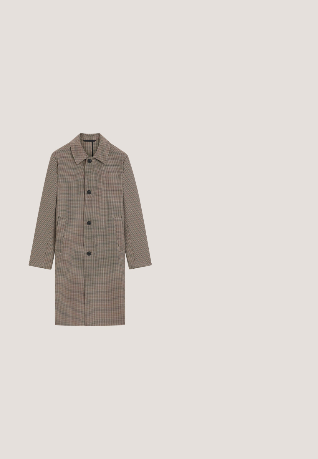 Manteau long à simple boutonnage avec petit motif pied-de-poule, trois boutons noirs, deux poches latérales et un col classique dans des tons bruns et noirs.; Pull en maille rose poussiéreuse avec col rond, poignets et ourlet côtelés, présentant un tissage texturé et le logo "HUGO" en relief sur la poitrine.; Polo à manches courtes couleur pêche claire avec col, deux boutons et un petit écusson carré avec logo sur la poitrine gauche.; Jean droit couleur indigo foncé avec fermeture avant à boutons et zip, passants pour ceinture et design à cinq poches, présenté sur un fond clair uni.; Bottine Chelsea en daim brun foncé avec des panneaux élastiques sur les côtés, une pointe arrondie et une semelle en caoutchouc noir. Comprend une languette pour un enfilage facile.; Serviette en cuir marron avec deux poignées, bandoulière noire ajustable et petit logo argenté "BOSS" au centre devant.