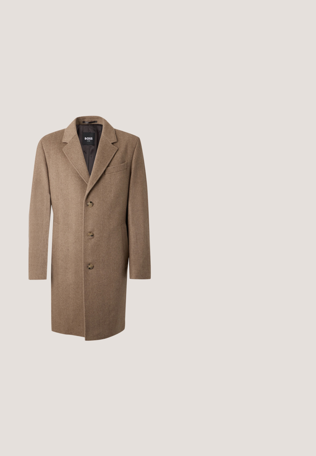 Manteau en laine marron à chevrons pour homme, avec revers crantés, trois boutons et deux poches latérales, présenté sur un fond uni clair.; Sweat-shirt marron uni à manches longues et col rond, avec poignets et ourlet côtelés, présenté sur un fond blanc.; Chemise beige à manches longues avec un motif à carreaux blanc et gris et une poche poitrine.; Pantalons en velours côtelé marron foncé à jambes droites avec poches avant, passants de ceinture, fermeture à bouton et braguette zippée sur fond clair.; Bottines en daim marron avec panneaux élastiques sur les côtés, bout arrondi et languette en boucle au talon. Semelle plate en caoutchouc noir.; Petit sac bandoulière en cuir marron avec une bandoulière noire réglable et des boucles argentées, embossé avec le logo BOSS au centre devant.