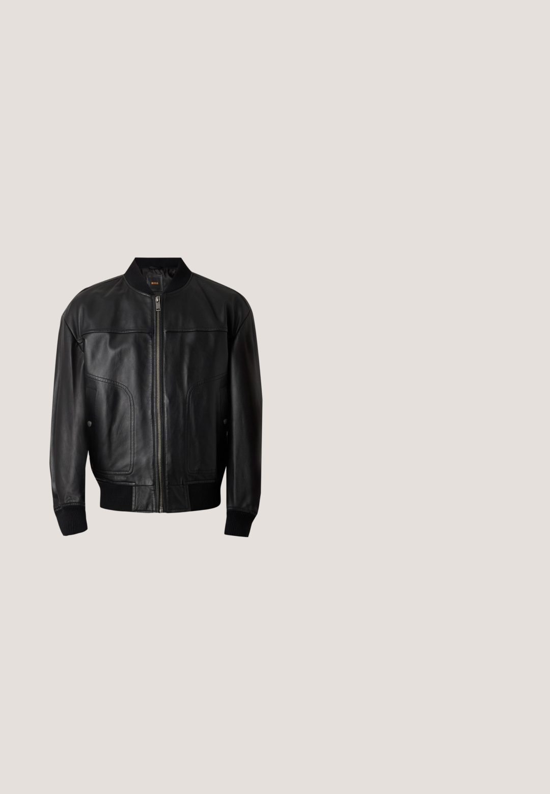 Veste bomber en cuir noir avec fermeture éclair devant, col, poignets et ourlet côtelés, comprenant deux poches latérales à boutons-pression.; Polo noir avec des volutes baroques dorées et le logo "Versace Jeans Couture", doté d'une patte de boutonnage à trois boutons et de manches courtes.; Jean en denim noir avec une coupe slim, dotés de coutures blanches, d'un design à cinq poches et d'une étiquette sur la poche arrière.; Botte de cowboy en cuir noir avec un bout pointu, une tige haute, des coutures décoratives et une quincaillerie en argent sur la sangle. Fini texturé.; Lunettes de soleil en métal doré avec des verres verts, de forme géométrique, et des embouts de branches en plastique noir. Construction légère avec des accents subtils.; Sac bandoulière noir texturé avec motif géométrique en relief et bandoulière réglable avec logo de la marque.