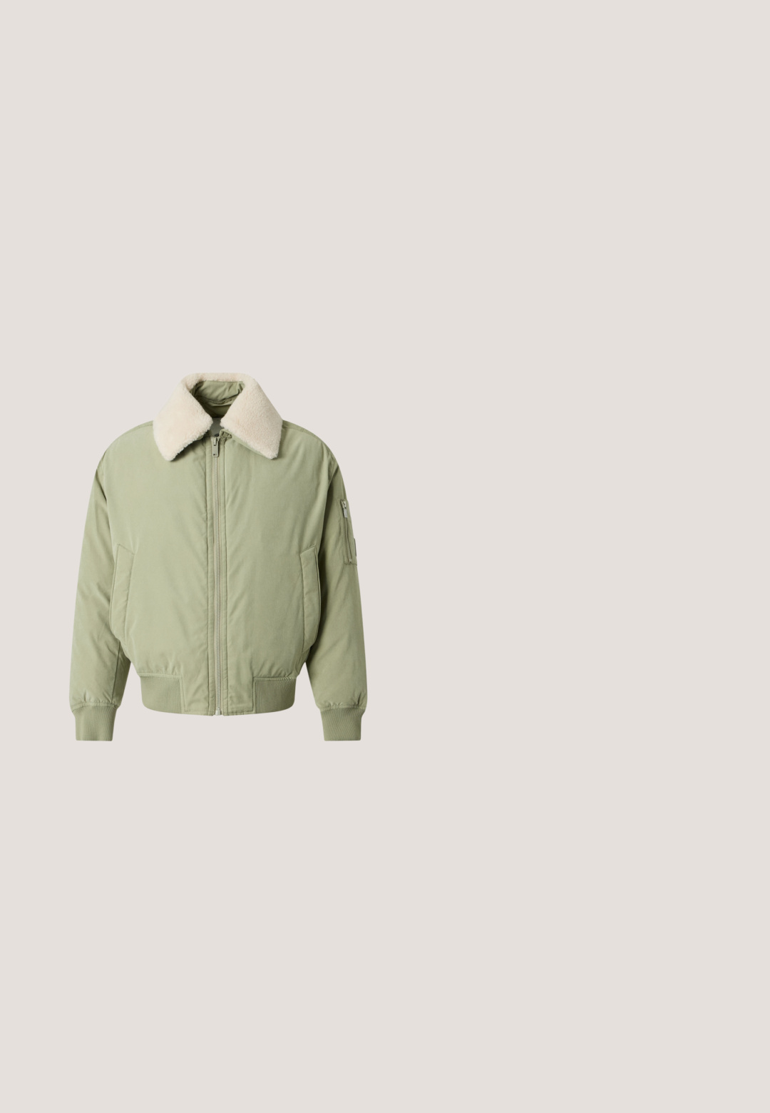 Veste bomber vert clair avec col en polaire blanche, fermeture éclair sur le devant, poignets et ourlet côtelés, et poche zippée sur la manche gauche.; Pull blanc à fermeture éclaire complète avec poignets et ourlet côtelés, col montant, et une petite étiquette logo carrée sur la poitrine gauche.; T-shirt en coton beige à manches courtes, avec un col rond et un texte LOGO en relief sur le devant. Tissu lisse et coupe standard.; Jean en denim bleu à jambes larges avec fermeture à bouton et fermeture éclair à l'avant, cinq poches, et un léger effet délavé subtil sur les cuisses.; Bottes de cheville en daim marron avec un bout rond, semelle en caoutchouc noir et œillets en métal pour les lacets. Comprend une languette à l'arrière.; Mallette en cuir marron avec poignées supérieures, ferrures argentées et bandoulière réglable sur un fond clair uni.