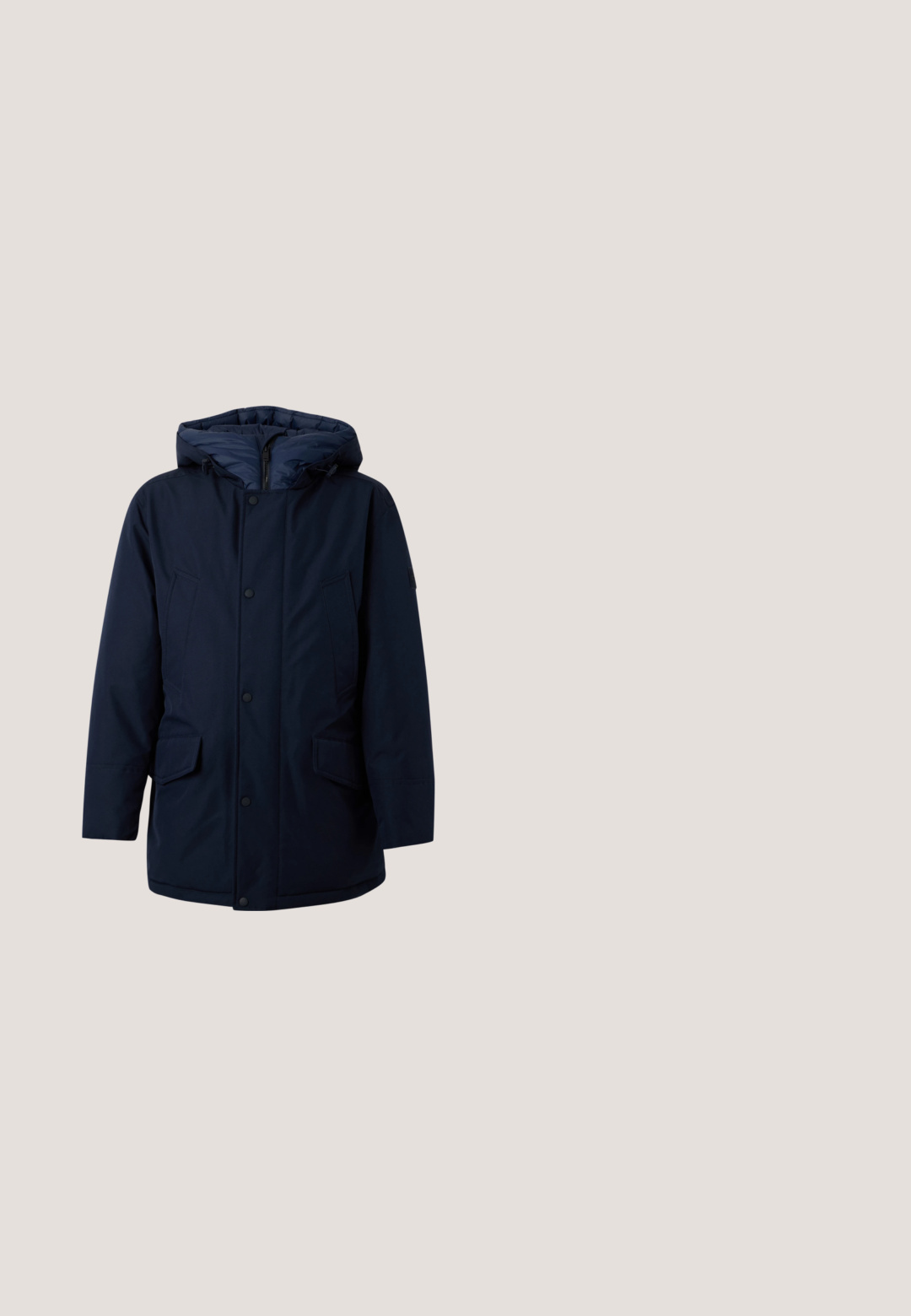 Veste d’hiver bleu foncé avec capuche, fermeture éclair et boutons sur le devant, poches latérales et poches à rabat en bas, présentée sur un fond uni.; Pull tricoté vert foncé avec un motif texturé, col rond, poignets côtelés, avec une fente latérale à l'ourlet.; T-shirt bleu marine à manches courtes avec un motif texturé. Encolure ronde et coupe standard. Confectionné dans un matériau doux en mélange de coton.; Jean droit délavé bleu pour hommes avec fermeture à bouton et design à cinq poches sur fond blanc.; Botte Chelsea en cuir noir avec panneau latéral élastique vert foncé et languette noire au talon, semelle plate et bout arrondi.; Sac en cuir texturé gris avec des poignées doubles, une bandoulière amovible et des accessoires en métal. Comprend une fermeture éclair et un détail de logo embossé.