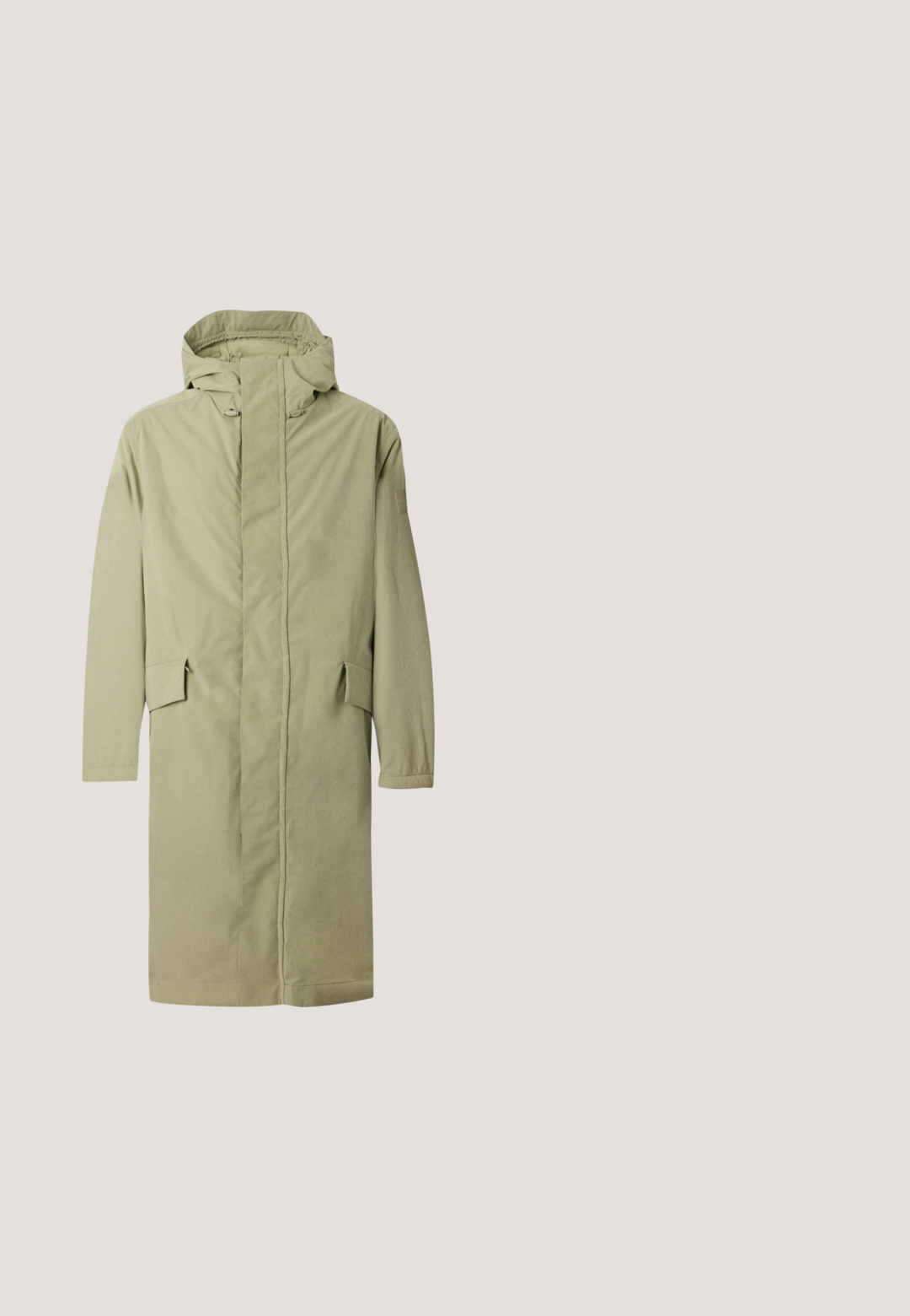 Lange licht olijfgroene jas met capuchon, lange mouwen, verborgen voorzijde sluiting en twee voorvakken met klep.; Lichtgele hoodie met voorkant kangeroezak, capuchon met trekkoord en subtiel reliëflogo op de linkerborst.; Witte katoenen T-shirt met korte mouwen, ronde halslijn, met een klein zwart logo op de linkerborst en een oranje accent aan de binnenkant van de kraag.; Lichtblauwe denim jeans met rechte pijpen, voorzakken, riemlussen, knoop- en ritssluiting.; Zwarte leren enkellaars met een gestructureerd oppervlak, ronde neus, vetersluiting aan de voorkant en een stevige rubberen zool. Minimalistisch ontwerp zonder zichtbare branding.; Zwarte gestructureerde leren crossbodytas met zilveren rits en "BOSS" logo aan de voorkant, getoond tegen een effen lichte achtergrond.