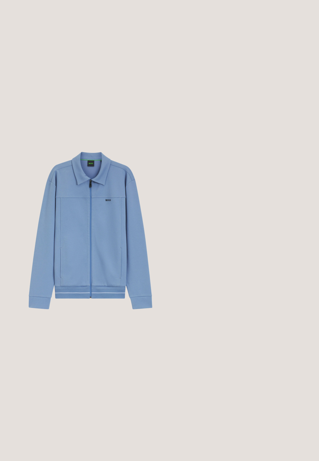 Lichtblauwe jas met rits, kraag, zijzakken en klein zwart "BOSS"-logo op de linkerborst.; Korte mouwen T-shirt van katoen met horizontale strepen in verschillende tinten blauw. Ronde hals, relaxte pasvorm en een label met het merk.; Lichtblauwe casual shorts met een elastische tailleband, trekkoord, zijzakken en een rechthoekige blauw-witte logopatch op het linkerbeen.; Zwarte waterdichte rubberlaars met een verstelbare gesp, een gestructureerd oppervlak, een licht gebogen vorm en een robuust profiel voor grip.; Zonnebril met een helder montuur, blauwe lenzen en grijze veren. Bevat rode accenten op de veren met een logo-detail. Vierkante vorm.; Witte en zwarte duffeltas met voorvak met rits en zwarte handvatten, voorzien van het merk "BOSS" op het ritsgedeelte van het voorvak.