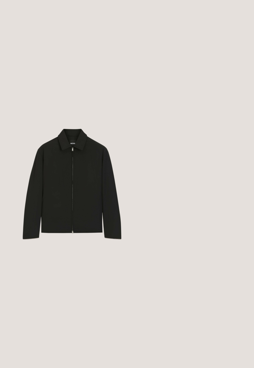 Schwarze, leichte Jacke mit durchgehendem Reißverschluss vorne und klassischem Kragen, vor weißem Hintergrund dargestellt.; Marineblauer Rollkragenpullover aus weichem Strickmaterial, mit langen Ärmeln und einem gerippten Kragen. Enthält ein quadratisches Logo-Patch auf der Brust.; Schwarzes Poloshirt aus glattem Stoff mit klassischem Kragen, Dreiknopf-Leiste und kleinem Logo auf der Brust. Kurze Ärmel.; Schwarze Jeans mit geradem Beinansatz, aus Denim gefertigt. Merkmale sind fünf Taschen, ein Knopfverschluss und dezente Ausbleichungen an den Oberschenkeln.; Schwarze Wildleder Chelsea-Stiefel mit elastischen Seitenteilen, abgerundetem Zeh und einer Zuglasche. Flache Sohle mit einem dezenten eingeprägten Logo auf der Ferse.; Schwarze kompakte Umhängetasche mit vorderer Reißverschlusstasche, verstellbarem Riemen und strukturiertem Stoff auf einfarbigem Hintergrund.