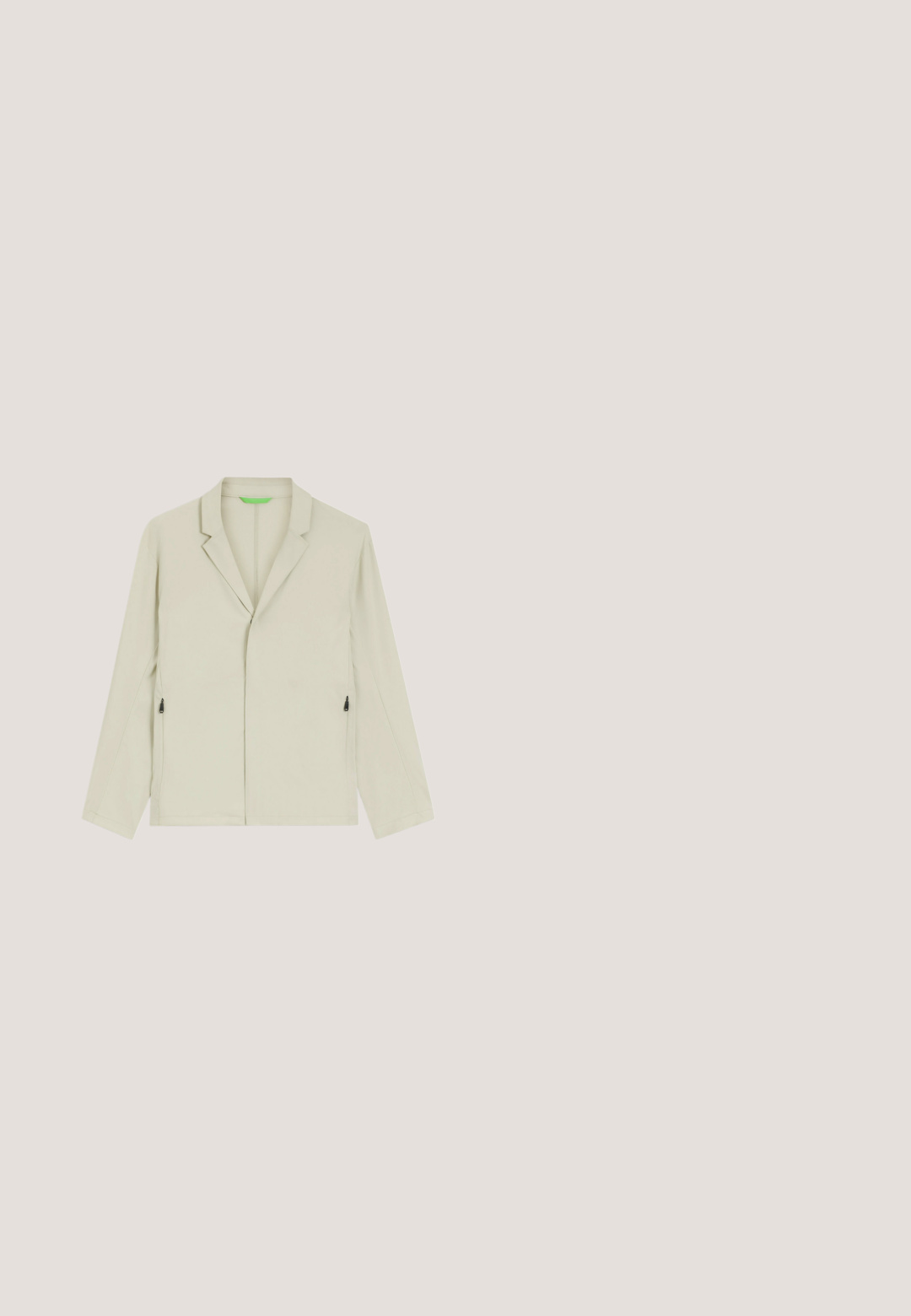 Hellbeiger Blazer mit langen Ärmeln, Reverskragen mit Kerbe und seitlichen Reißverschlusstaschen, flach auf weißem Hintergrund gelegt.; Sehr kurzärmeliges Poloshirt aus strukturiertem Stoff, mit einer Leiste mit drei Knöpfen, einem spitzen Kragen und einem dezenten Logo auf der Brust.; Beige Shorts aus strukturiertem Stoff, mit einem elastischen Bund und einer Kordelzug sowie seitlichen Taschen für Funktionalität.; Beiger Veloursleder-Chelsea-Stiefel mit dunkelbraunem elastischem Seiteneinsatz und Zuglasche, schwebend über einem reflektierenden, polierten Boden innen gezeigt.; Transparente Sonnenbrille mit beigem Kunststoffrahmen und braunen, verlaufenden quadratischen Gläsern, die auf einer weißen Oberfläche liegen.; Beiger gewebter Gürtel mit flachem Riemendesign, ausgestattet mit einer silberfarbenen Metallschnalle und einem Lederakzent mit Markenlogo.