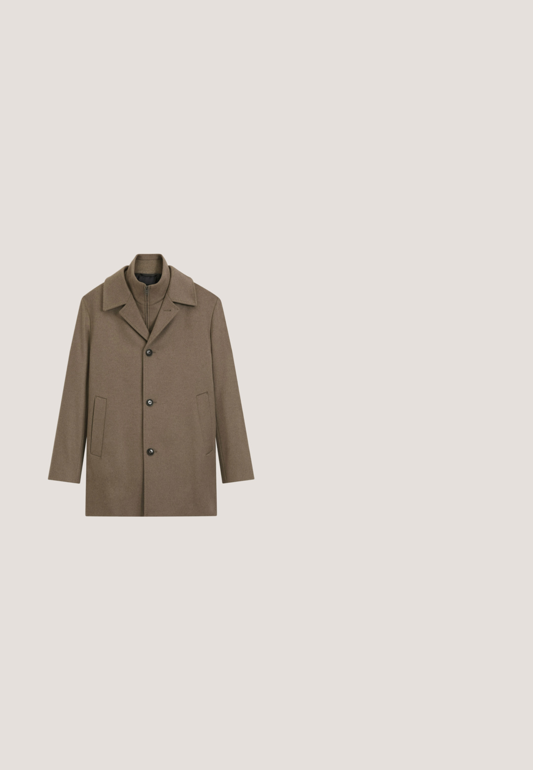 Abrigo marrón de lana para hombre con tres botones, dos bolsillos laterales y una capa interior con cremallera y cuello alto acanalado.; Jersey de punto marrón oscuro de manga larga con cuello redondo alto acanalado y puños y bajo acanalados sobre fondo blanco.; Camisa de manga larga con botones, de rayas verticales marrones y blancas, con cuello abotonado.; Pantalones marrones de pierna recta hechos de tejido texturizado. Presentan un cierre frontal con botón y pasadores para cinturón. Sin bolsillos visibles ni patrones.; Botín Chelsea de ante marrón oscuro con paneles elásticos laterales, puntera redondeada y una suela de goma negra. Cuenta con una lengüeta para facilitar el uso.; Bolsa de lona marrón de cuero con dos asas, una correa de hombro negra ajustable y un pequeño logo "BOSS" en el centro frontal.