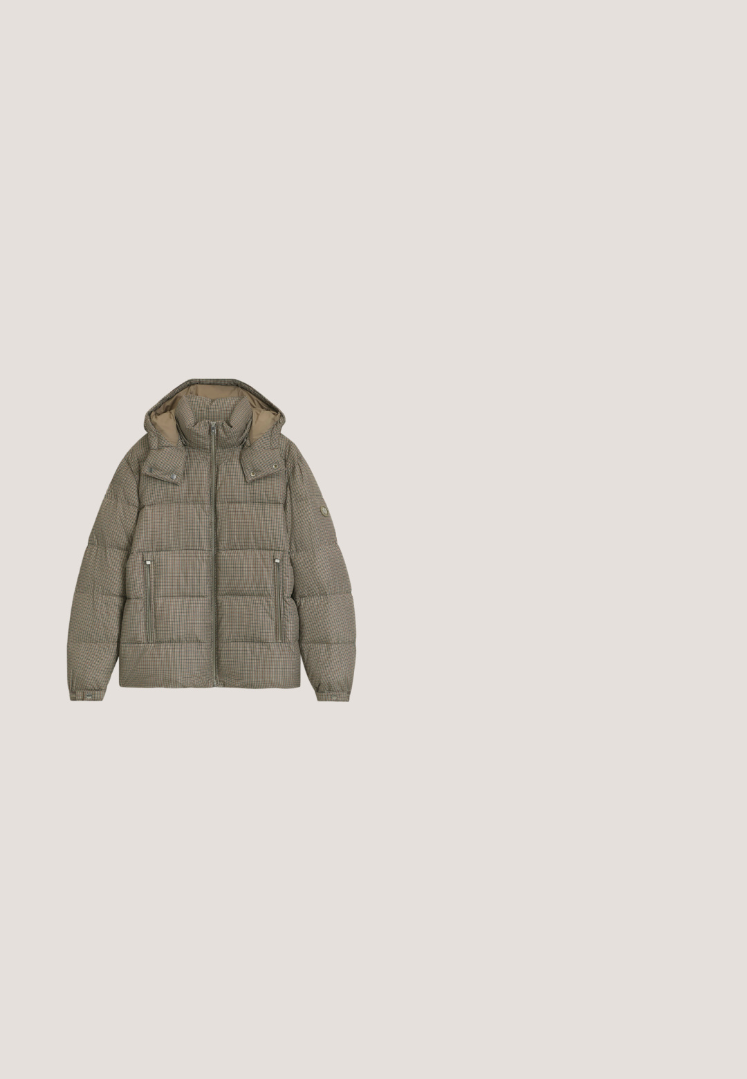 Gewatteerde capuchonjas met bruin-beige klein ruitpatroon, ritssluiting aan de voorkant, twee ritssluitzakken en drukknopen op kraag en manchetten.; Donkerbruine trui met lange mouwen en ronde hals, met geribbelde boorden en zoom, voorkant afgebeeld op een witte achtergrond.; Korte mouwen t-shirt in lichtbeige, gemaakt van zachte katoen. Heeft een ronde halslijn en een gladde textuur zonder patronen of afbeeldingen.; Bruine rechte broek met riemlussen, knoop aan de voorkant en ritssluiting, plat liggend op een witte achtergrond.; Bruine suède Chelsea-laars met zwart elastisch zijpaneel, zwarte zool en treklus aan de achterkant, zijaanzicht.; Compacte bruine leren crossbodytas met zwarte verstelbare band en zilveren gespen, geperst met het BOSS-logo aan de voorzijde in het midden.