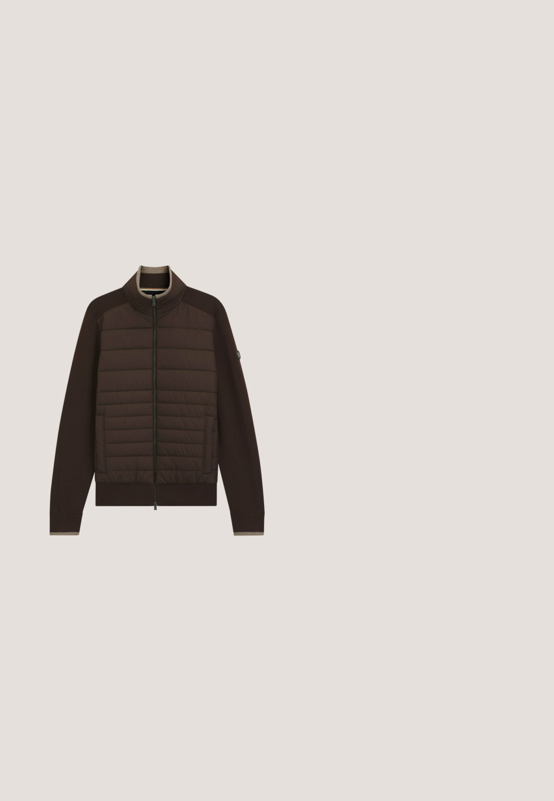 Brun quiltet jakke med fuld frontlynlås, høj krave, sidelommer og ribkanter ved ærmer og kant, vist på hvid baggrund.; Enkel brun langærmet crewneck sweatshirt med ribstrikkede ærmekanter og kant, vist på en hvid baggrund.; Enkelt brun kortærmet bomulds-T-shirt med rund hals og subtilt præget logo på brystet mod en lys baggrund.; Brune skræddersyede bukser med elastisk taljebånd, forreste læg og enkelt knaplukning. Materialet virker glat med en mat finish.; Brune læder Chelsea støvle med elastiske sidepaneler, en hælletab, og en glat finish, placeret på en tekstureret murstens- og grusoverflade.; Brun lædermappe med top håndtag, sølvfarvede beslag og en justerbar skulderrem på en ensfarvet lys baggrund.