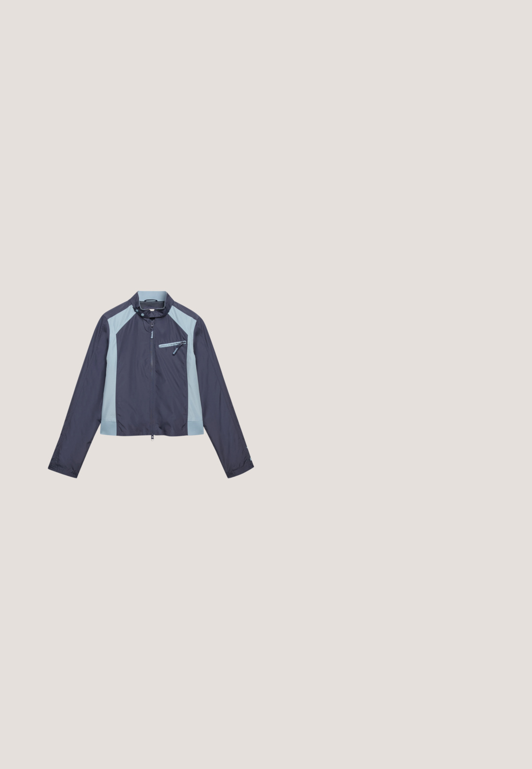 Donkerblauwe en lichtgrijze jas met lange mouwen, volledige rits aan de voorkant, hoge kraag en ritssluiting borstzak aan de rechterkant.; Superdry & Co ATHLETIC ESSENTIALS  - Hoodie - grey marl; Grijs T-shirt met korte mouwen en marineblauwe bies aan de mouwranden en kraag, met een klein geborduurd logo vlakbij de onderzoom.; Lichtgrijze sweatpants met een zachte textuur, wijd uitlopende pijpen, een elastische tailleband met trekkoord en een subtiel bedrukt "Superdry Athletic" logo.; Witte sport sneakers met een bovenwerk van mesh, gestructureerde details, zwarte accenten, een gevoerde kraag en een rubberen loopzool voor grip.; Lichtgrijze schoudertas van zacht nylon. Beschikt over een brede hoof compartment met een rits, een lange verstelbare schouderriem en een logo-applicatie.