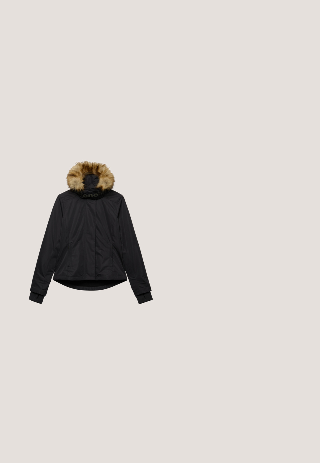 Sort vinterjakke med pelsforet hætte, forlynlås, to lynlåslommer og forlængede manchetter på ærmerne.; Sort pullover sweater med lynlåset mock neck, tekstureret fleece materiale, ribbede manchetter og kant, samt en ensfarvet sort farve hele vejen igennem.; Grå langærmet top lavet af letvægtsstof med en løs pasform, der har en rund halsudskæring og rå kantdetaljer.; Bredde benbukser i sort stof prydet med et subtilt zebra mønster i nuancer af lilla og sølv, med en ensfarvet talje.; Sorte ruskindsankelstøvler med tyk sål og hvid zigzagbroderi langs den øverste kant og den lodrette sidesøm, mod en ensfarvet baggrund.; Sort taske i kunstpels med lange håndtag og stort hvidt Puma-logo med omrids midt på forsiden mod en ensfarvet baggrund.