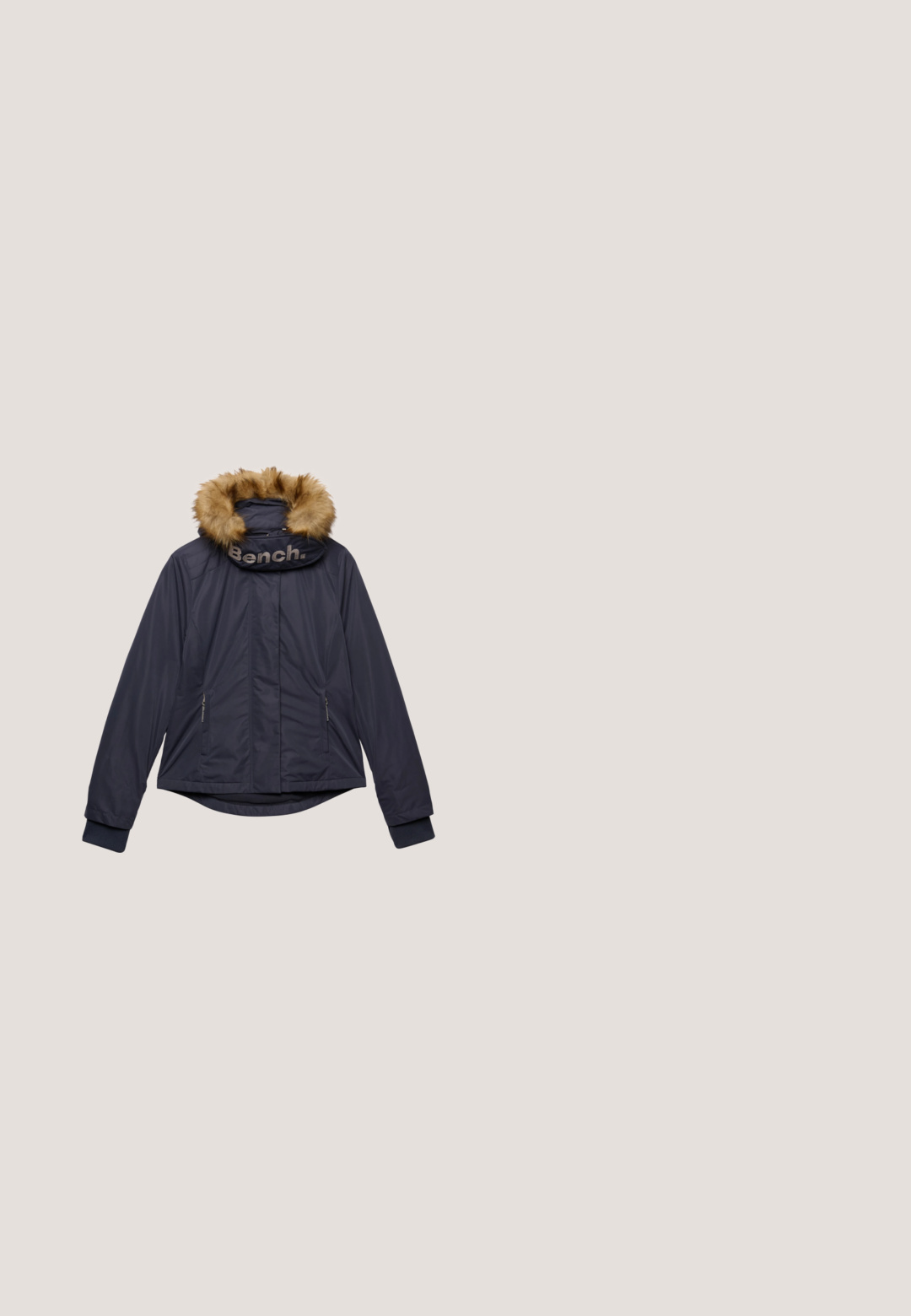 Marineblauwe winterjas met bontkraag aan de capuchon, ritssluiting aan de voorkant, steekzakken en het "Bench." logo op het flapje van de capuchon.; Marineblauwe sweatshirt met ribgebreide manchetten en halslijn, met witte fleece letters die "PARIJS" op de voorkant lezen.; Blauw T-shirt met korte mouwen en ronde hals met een zwarte lijntekening van een brein dat in vlinders verandert, omgeven door de tekst "Don't over think it."; Marineblauwe joggingbroek met een elastische tailleband, trekkoord en enkelboorden; gemaakt van zachte stof met zijzakken voor gebruiksgemak.; Lage zwarte sneaker met suède en mesh bovenwerk, witte gevoerde kraag, gestreepte tussenzool en een gum rubberen zool met diepe profielen.; Marineblauwe gewatteerde handtas met twee stevige, afgeronde handvatten en een rechthoekige vorm. Bevat een klein zwart label met de tekst "STUDIO BERLIN".