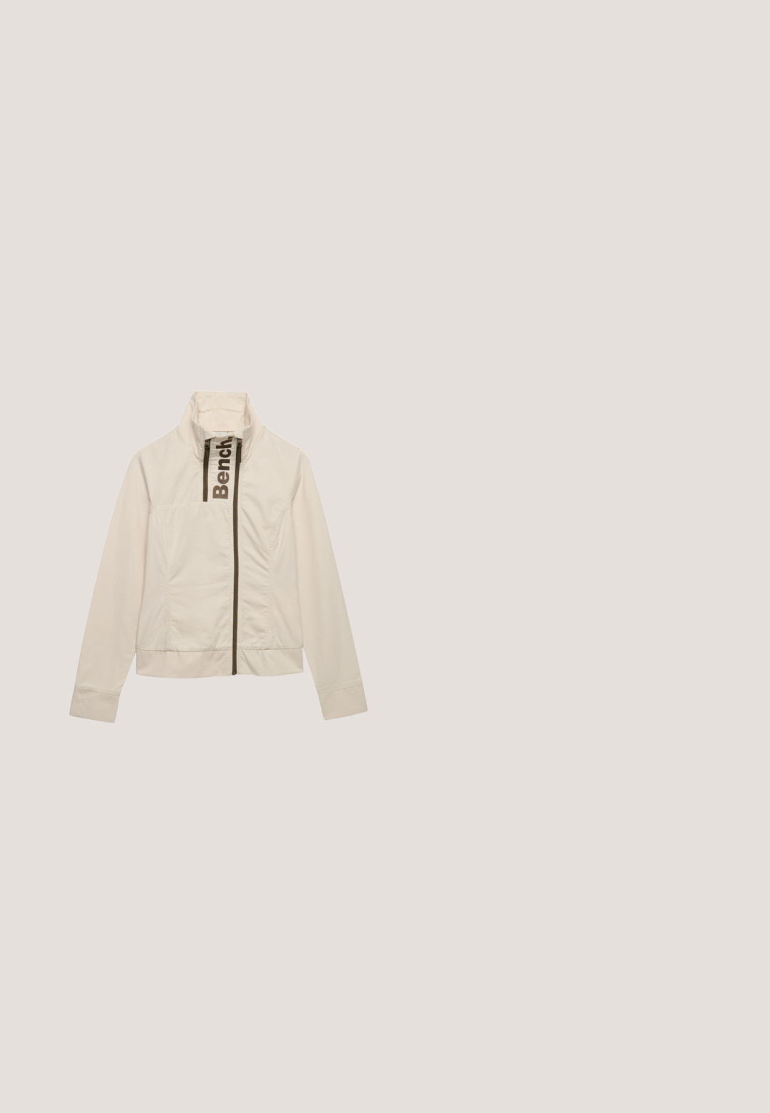 Chaqueta crema con cuello alto y cremallera central oscura, con logo vertical de "Bench" a lo largo de la cremallera en la parte delantera.; Camisa deportiva de manga corta negra con ribetes blancos, escudo de Replay FC, gran texto blanco "REPLAY" y pequeño logo rojo de Replay en el pecho y en la manga.; Vaqueros de pierna ancha en azul oscuro con acabado desteñido, que presentan una rodilla desgastada y un diseño clásico de cinco bolsillos con una etiqueta.; Replay PENNY - Zapatillas - black; Bolso de cuero negro con doble asa, cremalleras plateadas, un charm turquesa y texto e imágenes impresas en blanco que incluyen un leopardo y una rosa.; Pendientes de aro de plata con tres bandas semicirculares superpuestas, una adornada con pequeños cristales transparentes sobre un fondo claro.