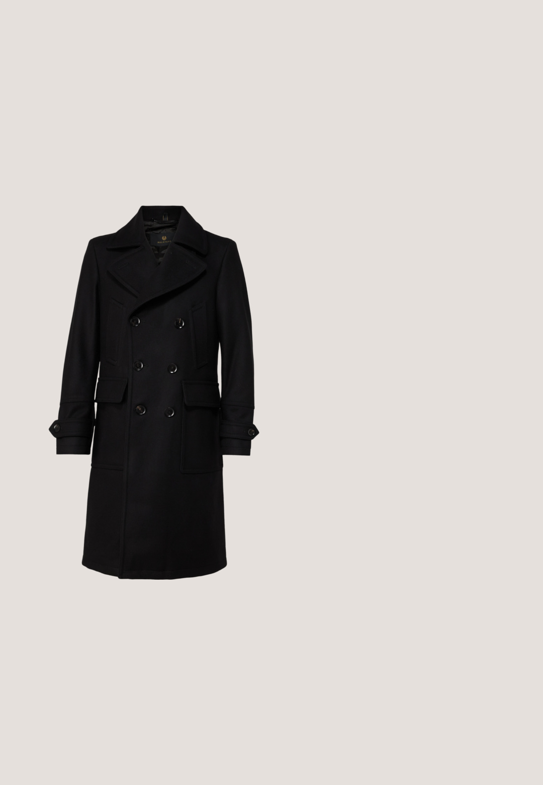 Belstaff MILFORD COAT - Klassisk frakke - black; Strikket sweater med vekslende sorte og lyserøde vandrette striber, rund hals, lange ærmer og ribbestruktur.; Hvid bomulds t-shirt med rund halsudskæring, korte ærmer og lige snit. Har en enkel, glat overflade uden yderligere mønstre.; Sorte bukser med lige ben, frontknap og lynlås, bæltestropper og fem-lomme design på hvid baggrund.; Hvide lædersneakers med en flad gummisål, der har en glat overflade, rund tå og metaløjer til snørebånd. Bæret med sorte bukser.; Sorte firkantede solbriller med grå linser, der har slanke guldfinish på stængerne og en mat ramme for et moderne udseende.