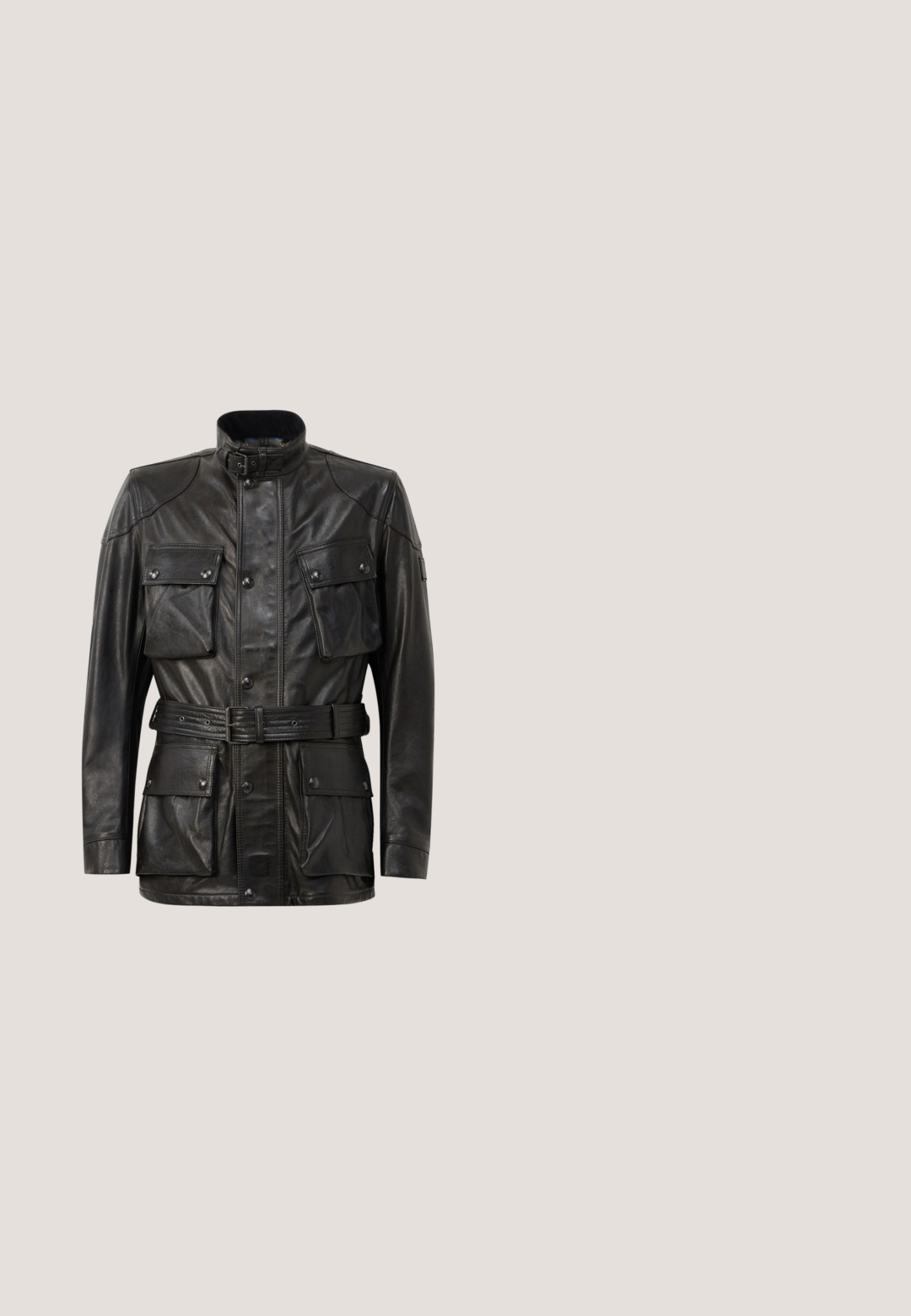 Zwart leren jack met een hoge kraag, knoopsluiting aan de voorkant, twee borstzakken, ceintuur om de taille en een gestructureerde afwerking. Kenmerkt metalen hardware accenten.; Zwarte open voorkardigan gemaakt van lichtgewicht, gestructureerde stof. Beschikt over lange mouwen en een ontspannen pasvorm, geschikt voor het combineren van kleding.; Zwart T-shirt met korte mouwen en ronde hals, asymmetrische zoom, doorschijnende textuur en een zijrits detail. Zacht, lichtgewicht stof.; Zwarte skinny jeans met versleten stukken op beide knieën, vijfzakkenmodel en koperen klinknagels, plat gelegd op een witte achtergrond.; Zwarte leren combatboot met veters, metalen oogjes, robuuste zool, trekband aan de hiel en een decoratieve gesp op de zijkant.; Zilveren ketting met een gestructureerde schakel en een gladde, ovale hanger met een uitsnede in het midden.