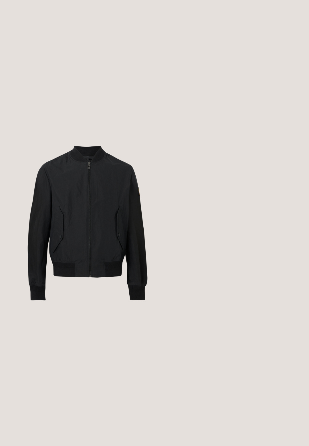 Sort bomberjakke med lynlås, ribbet krave, manchetter, linning og to forlommer med klap og knaplukning.; Sort ribbet turtleneck sweater med en halvmåne lynlås ved kraven, der har lange ærmer og en afslappet pasform. Teksturen er blød og chunky.; Sort bomulds T-shirt med rund hals og korte ærmer. Har et lille blåt smilende logo på venstre bryst. Kort og afslappet pasform.; Sorte højtaljede lige ben jeans i denim med frontknap, lynlås og fem lomme-design på en hvid baggrund.; Sort læder ankelstøvle med rund tå, snørebånd foran og gummisål. Har dekorative metaløjer og en kontrasterende tekstureret hæl.; Sort nylonrygsæk med grønne stropper, flere lynlåslommer og sølvspænder, vist med for- og sidelommer.